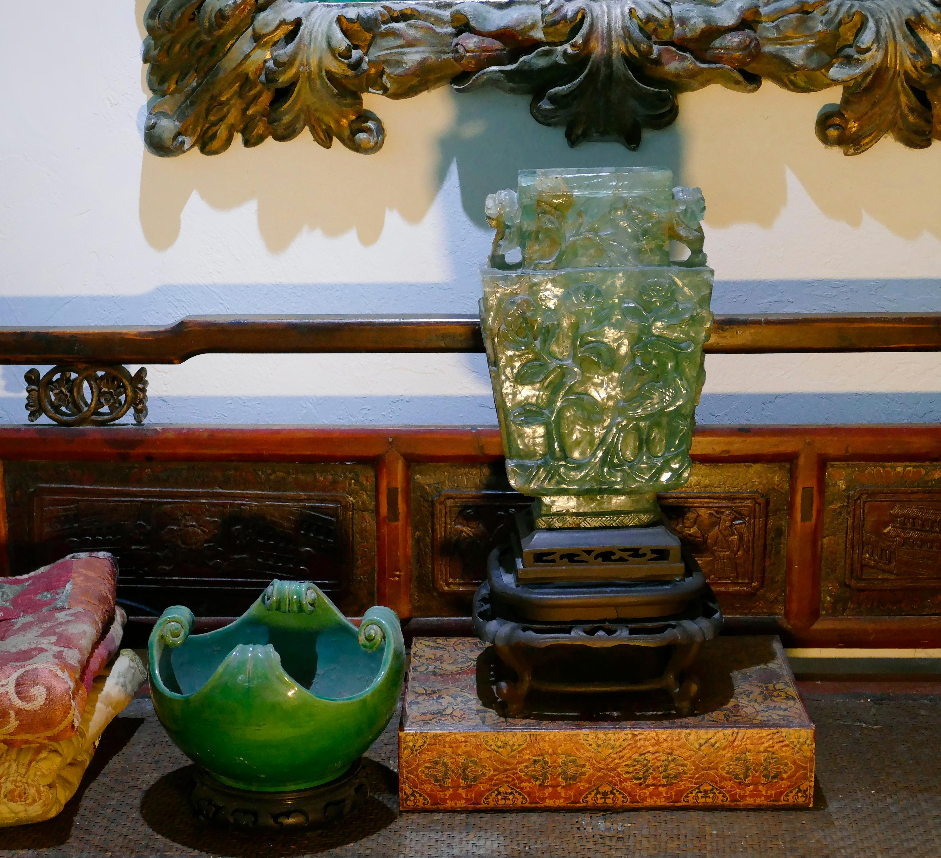 Vase asiatique ancien en quartz sculpté monté en lampe

Nous proposons à la vente un vase antique en quartz vert fortement veiné, sculpté à la main, qui a été monté comme luminaire sur des supports en bois sculpté.  Le quartz vert est entièrement