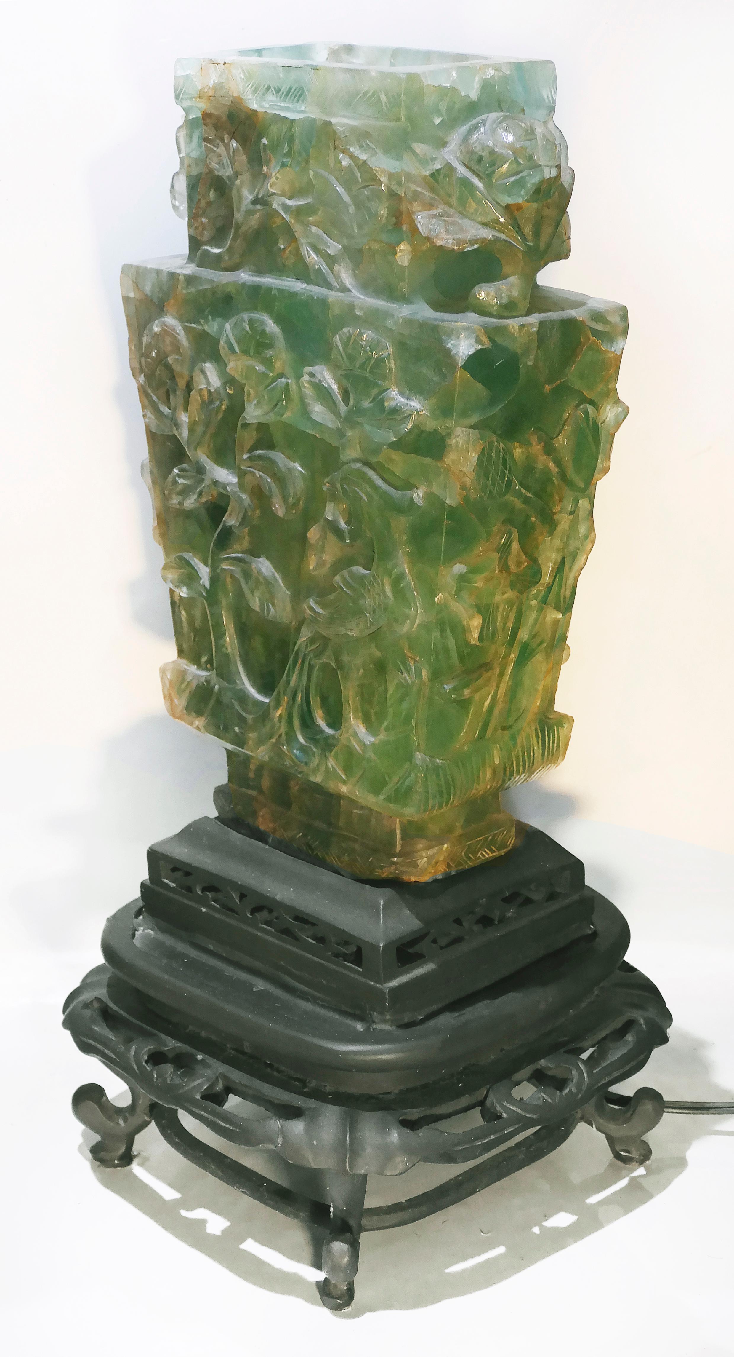 Vase asiatique ancien en quartz sculpté monté en lampe Bon état - En vente à Miami, FL
