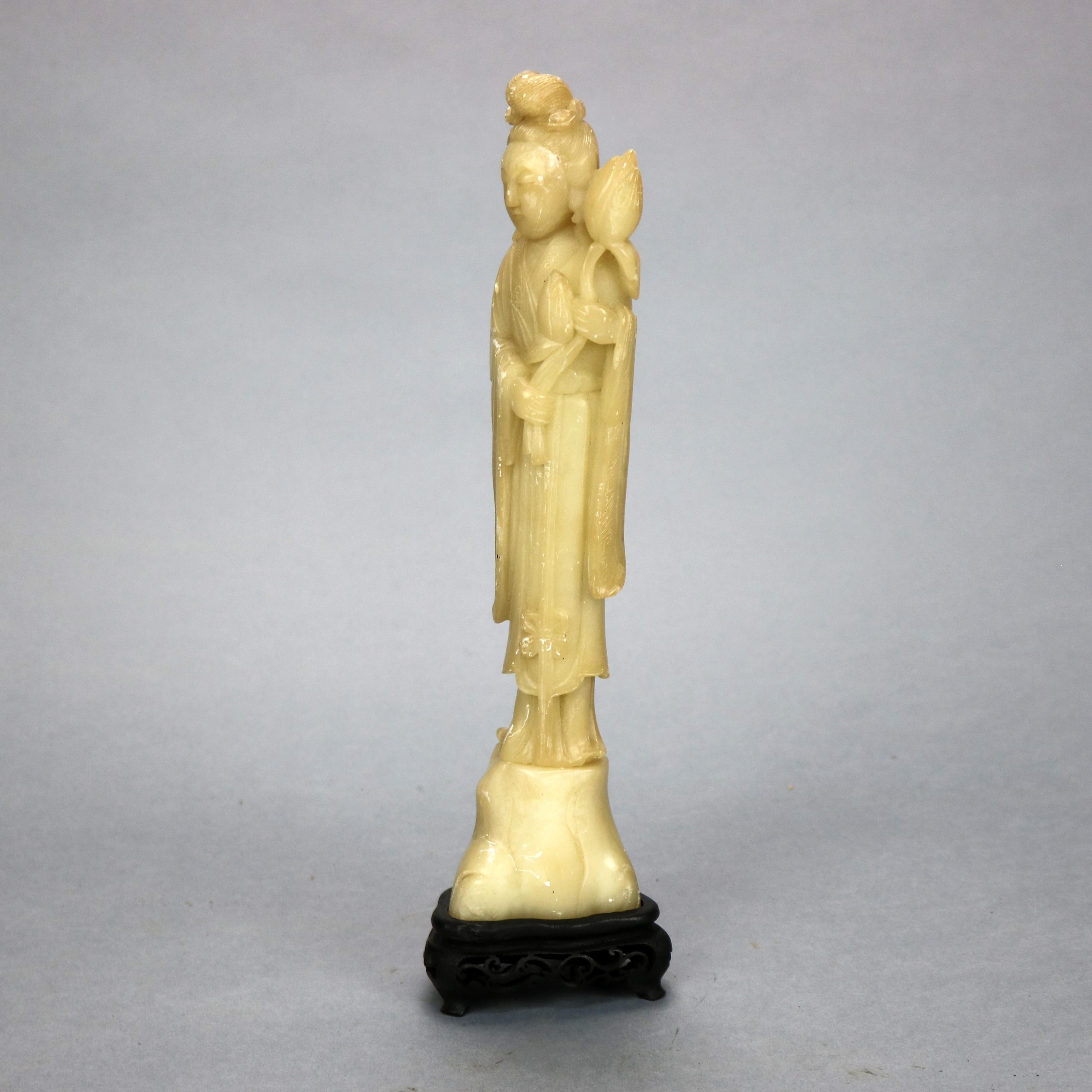 Figure de Bouddha asiatique antique en pierre de savon sculptée sur socle en bois de feuillus, vers 1910 en vente 3