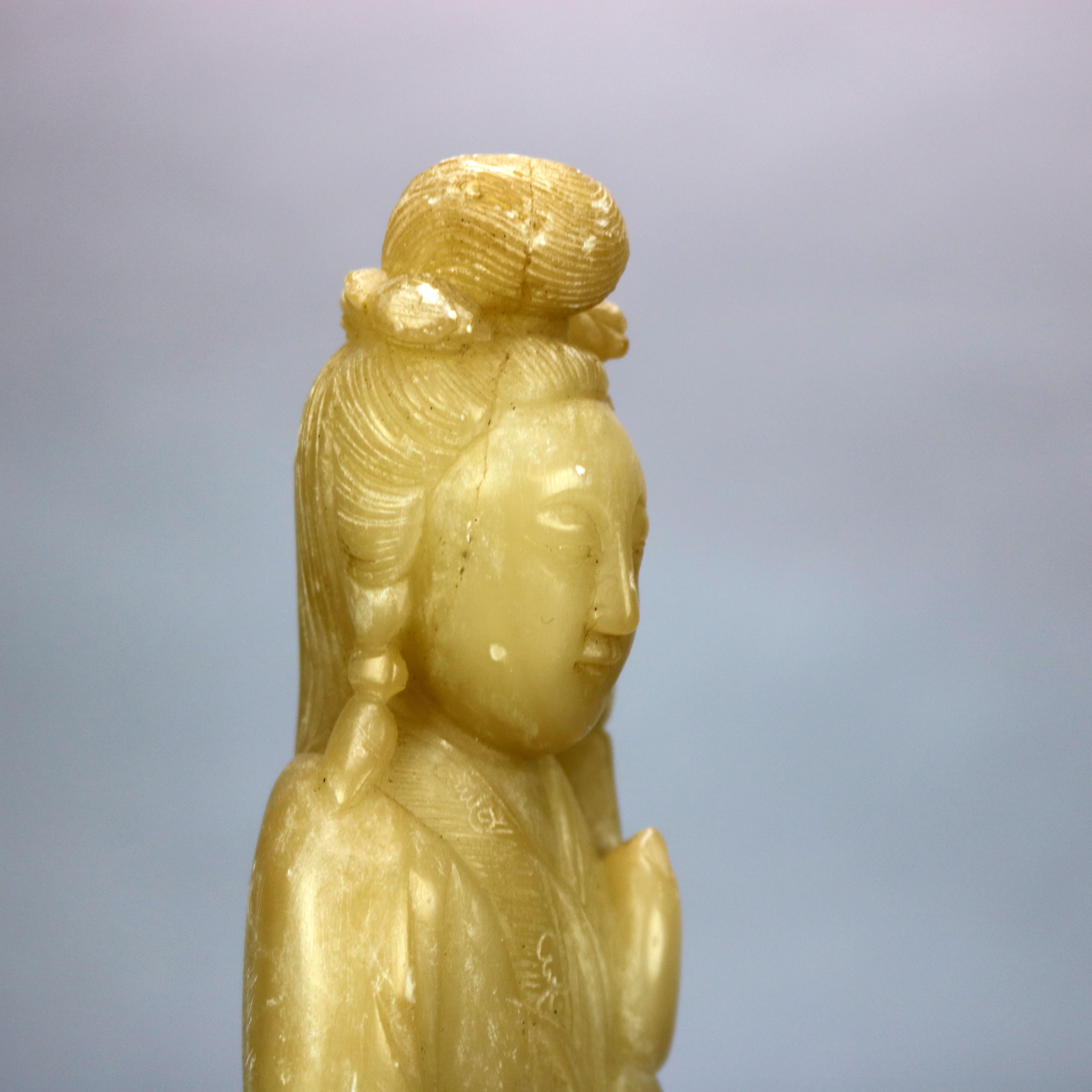 Asiatique Figure de Bouddha asiatique antique en pierre de savon sculptée sur socle en bois de feuillus, vers 1910 en vente