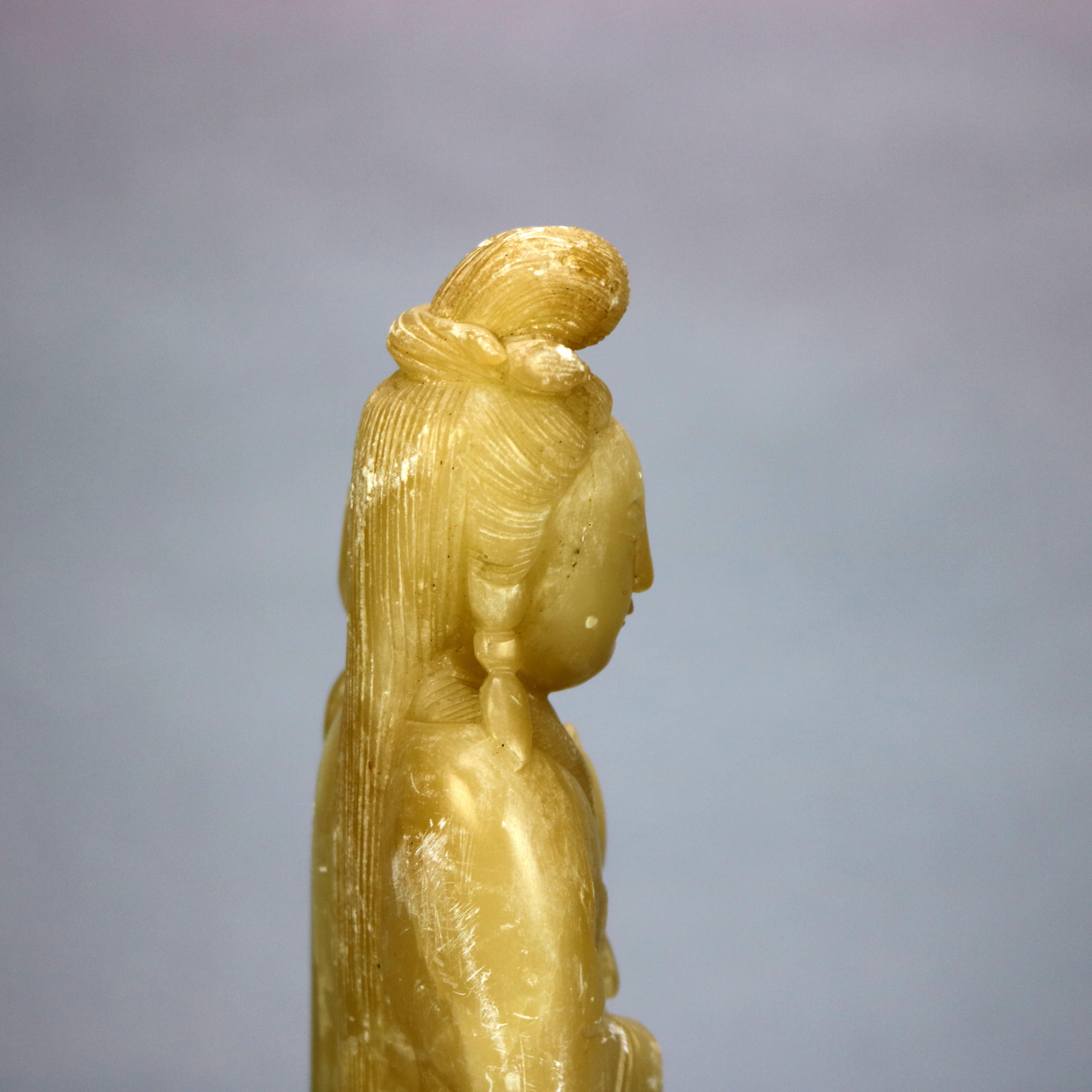 Sculpté Figure de Bouddha asiatique antique en pierre de savon sculptée sur socle en bois de feuillus, vers 1910 en vente