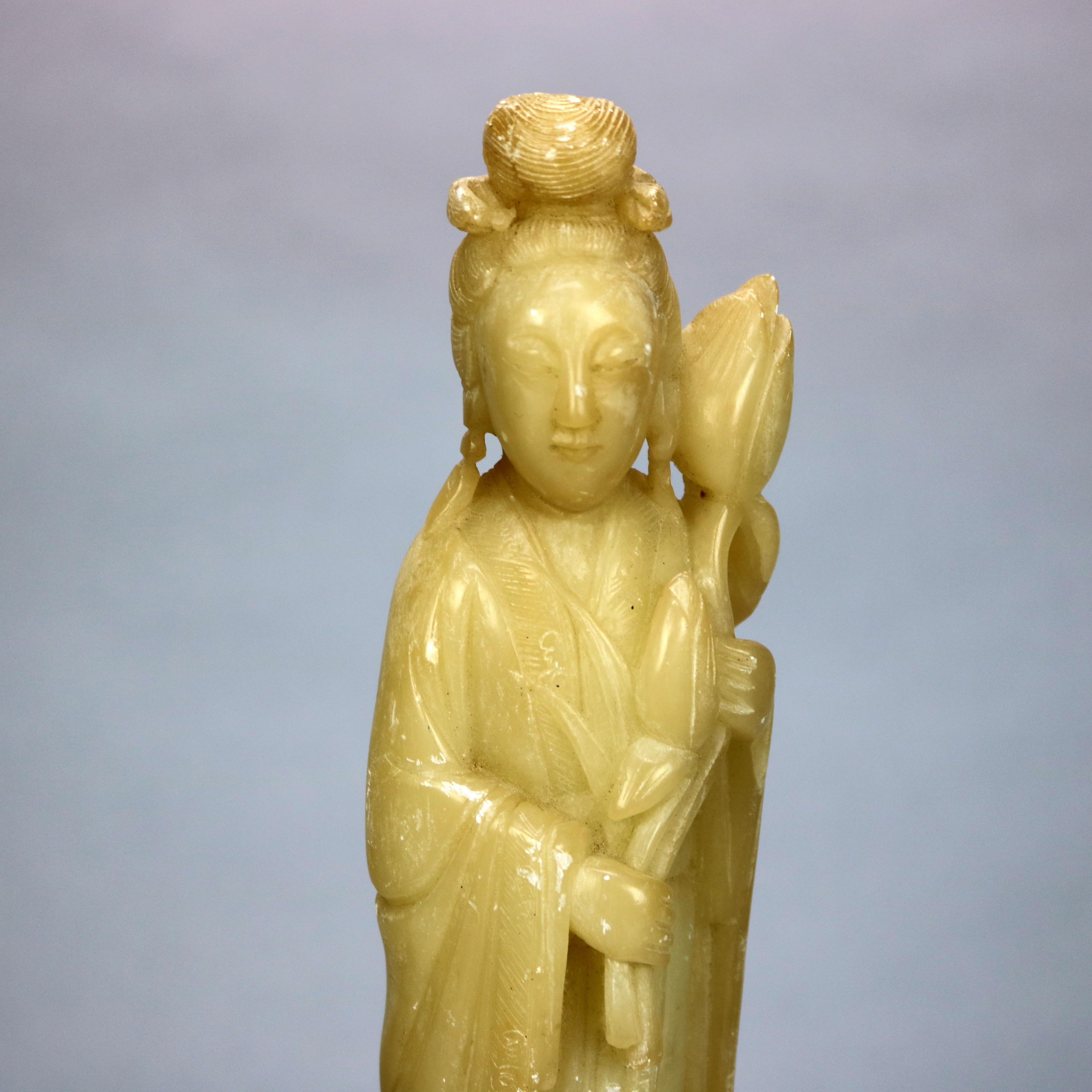 Antike asiatische geschnitzte Buddha-Figur aus Seifenstein auf Hartholzsockel, um 1910 (Geschnitzt) im Angebot