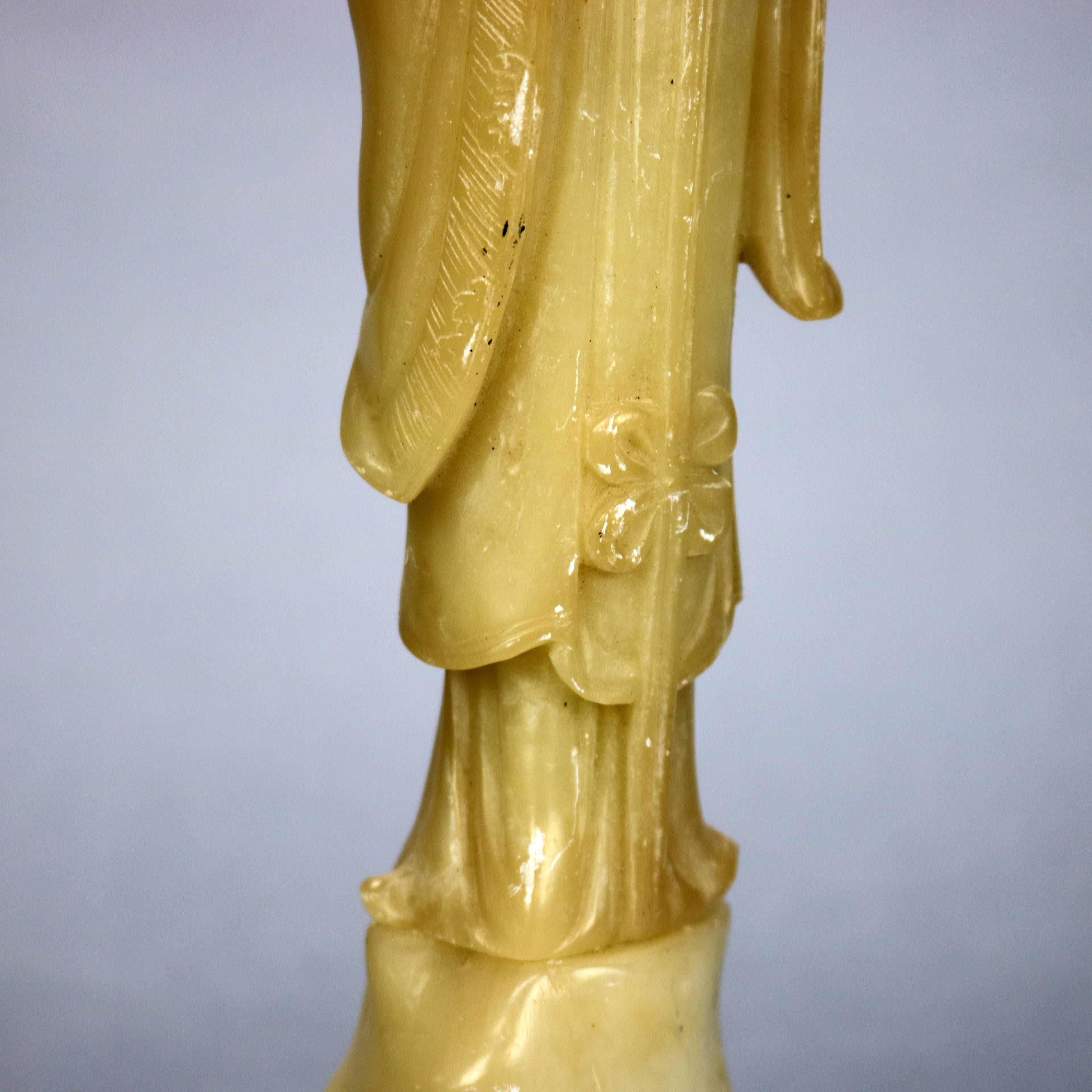 20ième siècle Figure de Bouddha asiatique antique en pierre de savon sculptée sur socle en bois de feuillus, vers 1910 en vente