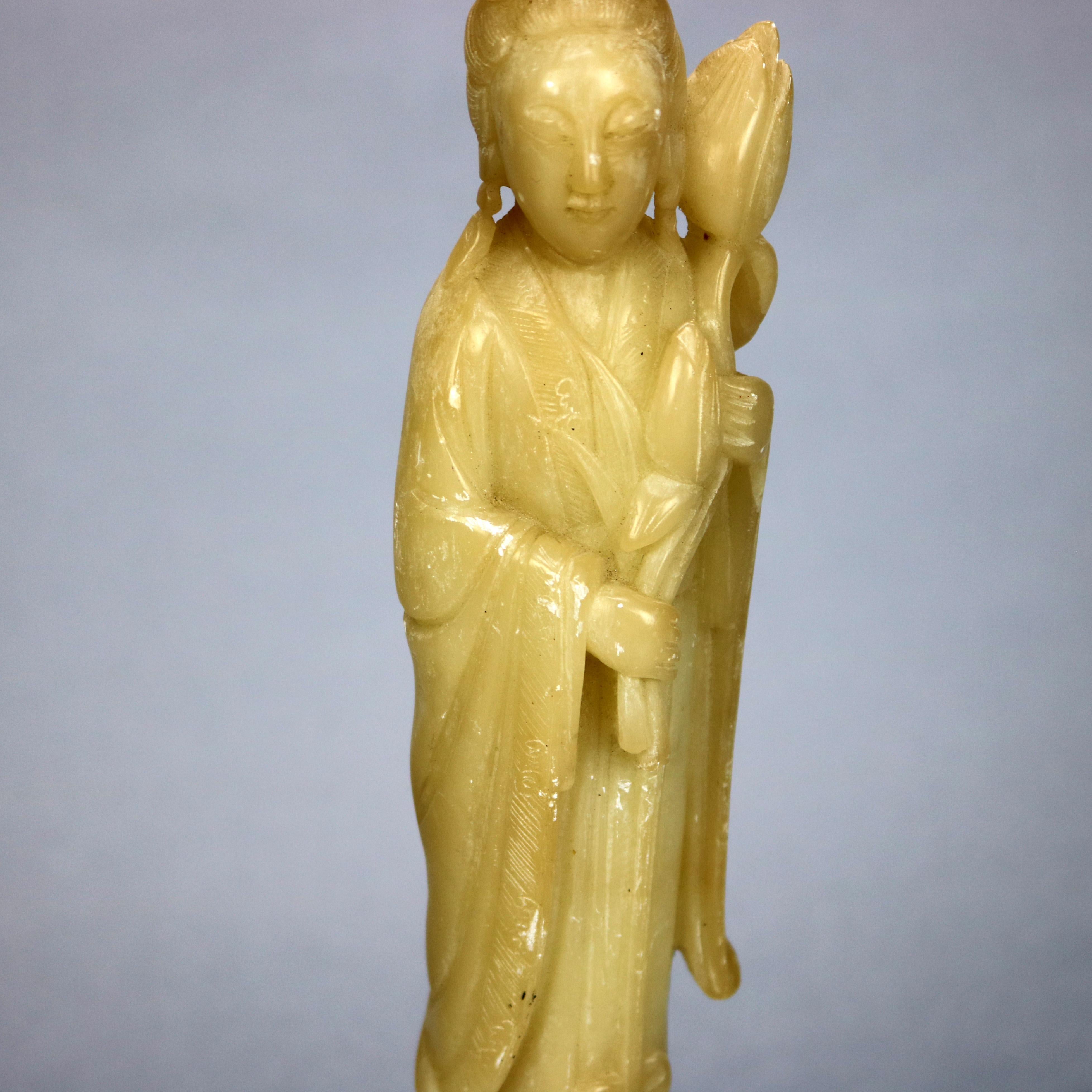 Stéatite Figure de Bouddha asiatique antique en pierre de savon sculptée sur socle en bois de feuillus, vers 1910 en vente