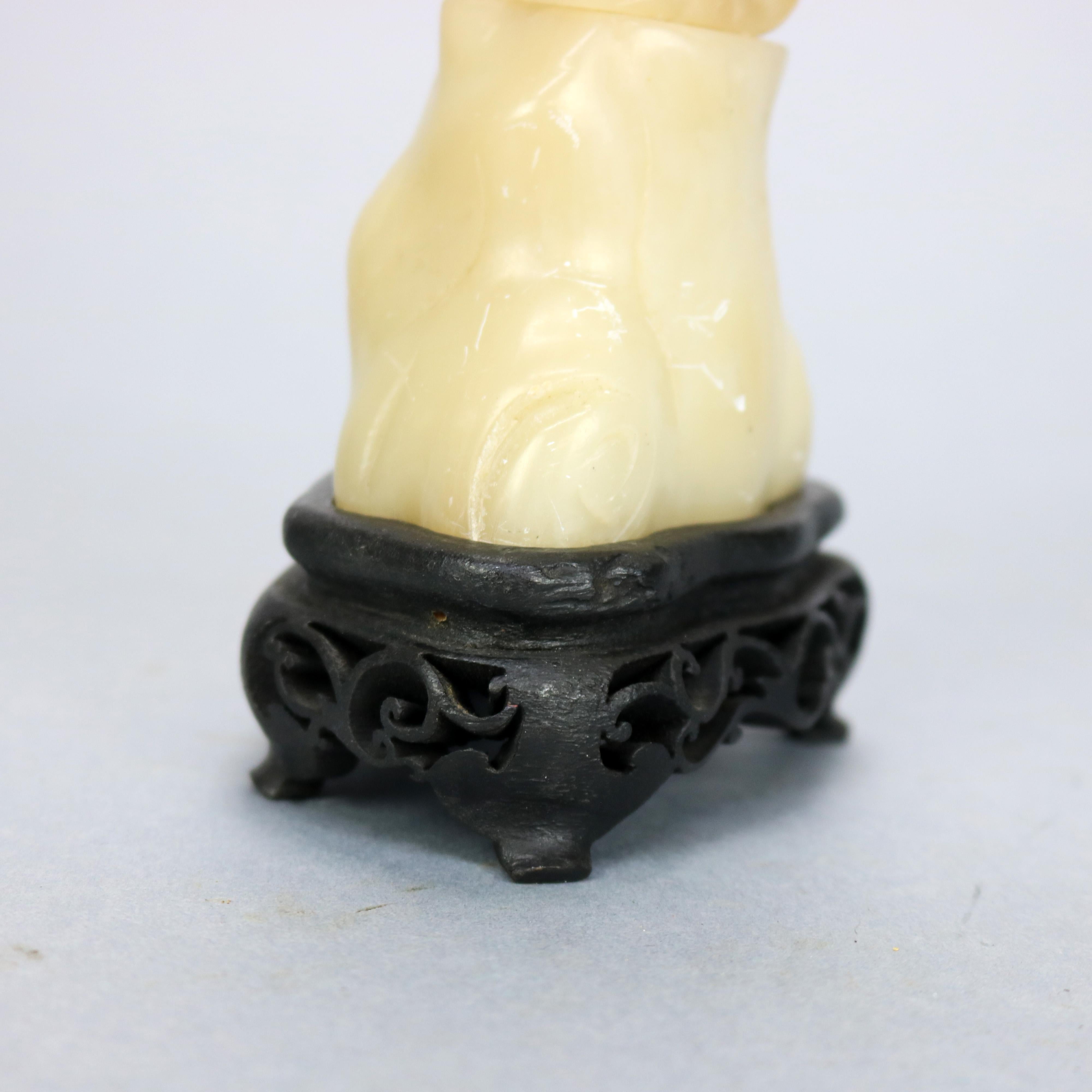 Figure de Bouddha asiatique antique en pierre de savon sculptée sur socle en bois de feuillus, vers 1910 en vente 1