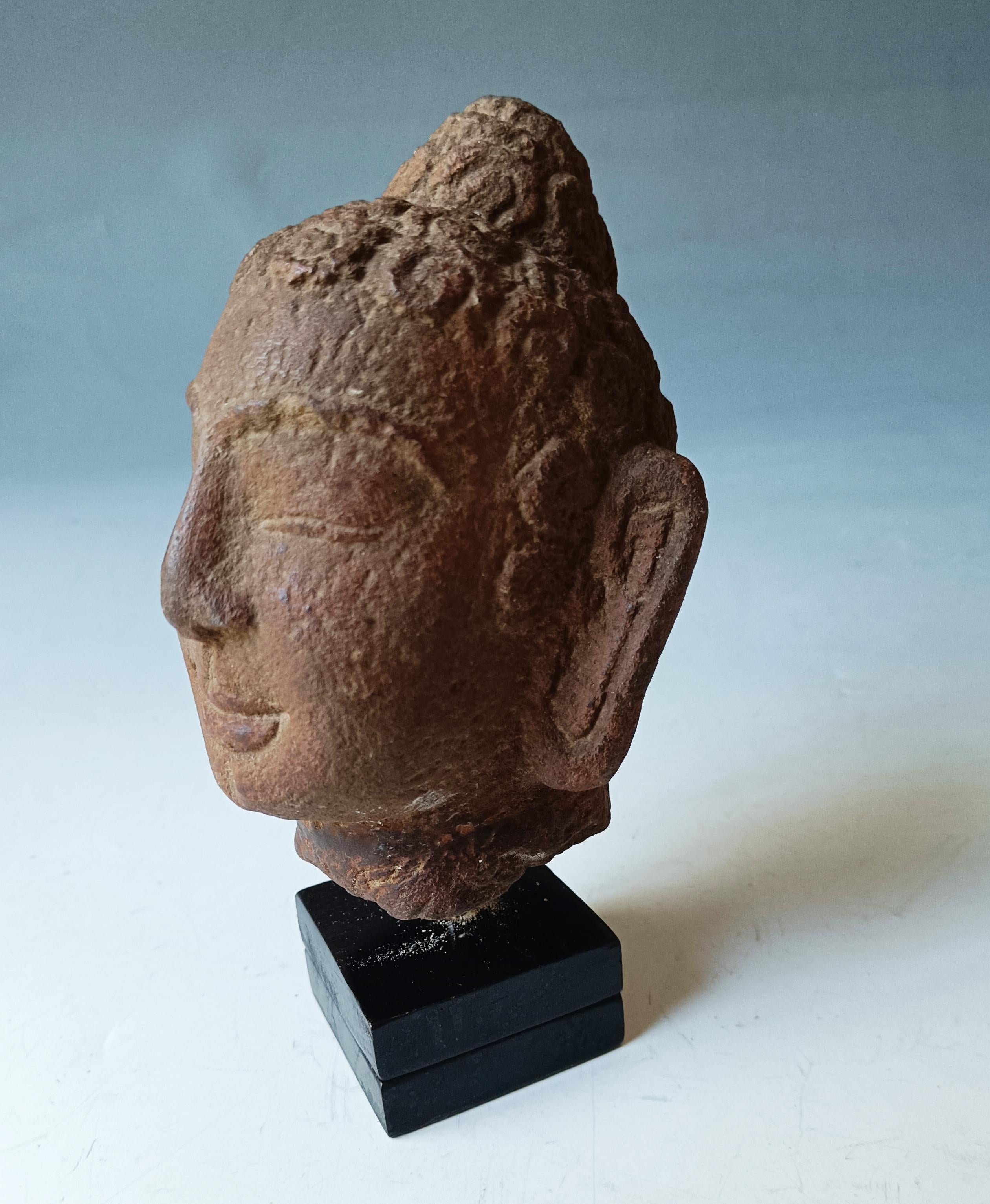 Sculpté Antique tête de bouddha en pierre sculptée asiatique Art décoratif asiatique en vente