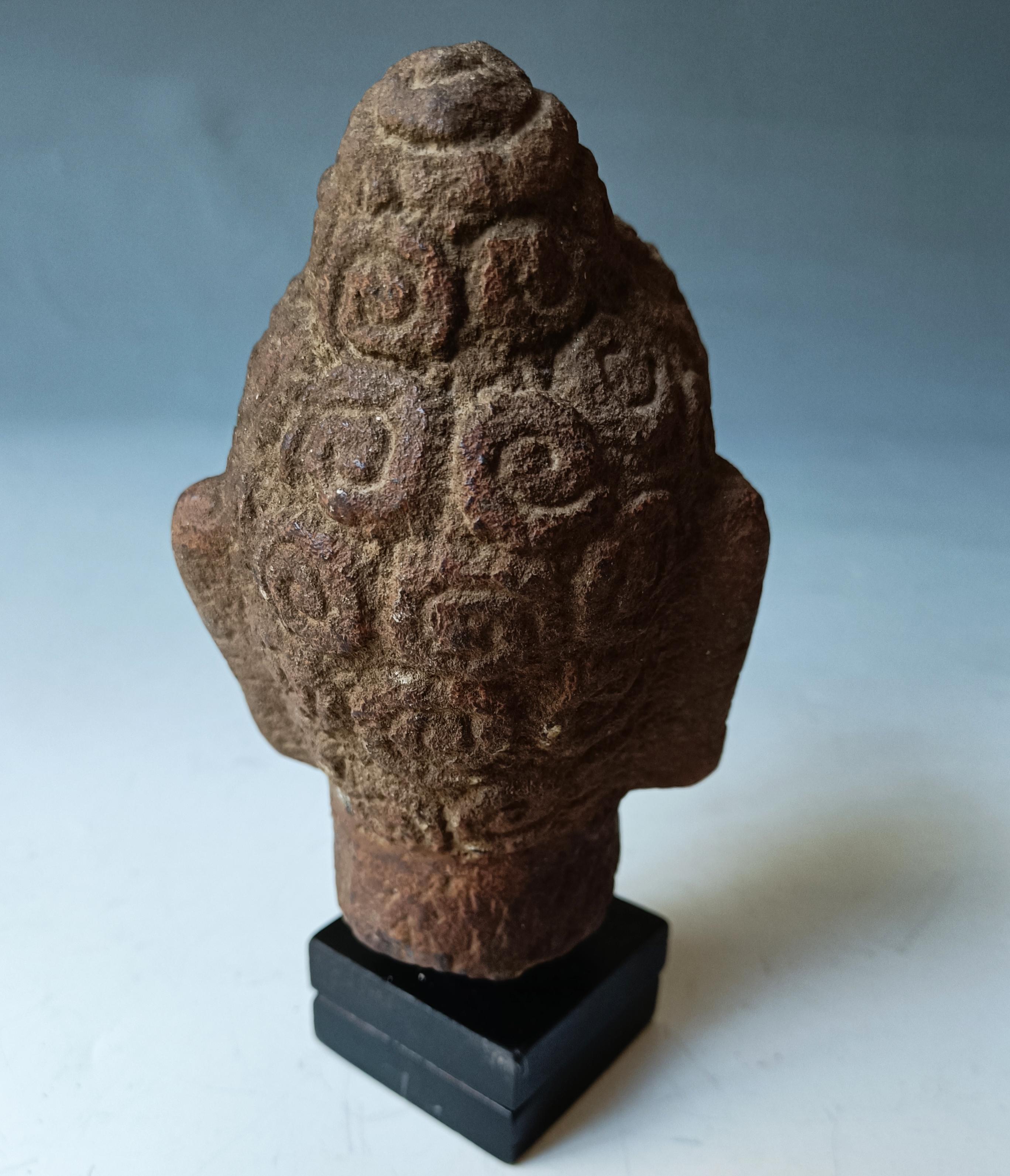 Antique tête de bouddha en pierre sculptée asiatique Art décoratif asiatique Bon état - En vente à London, GB