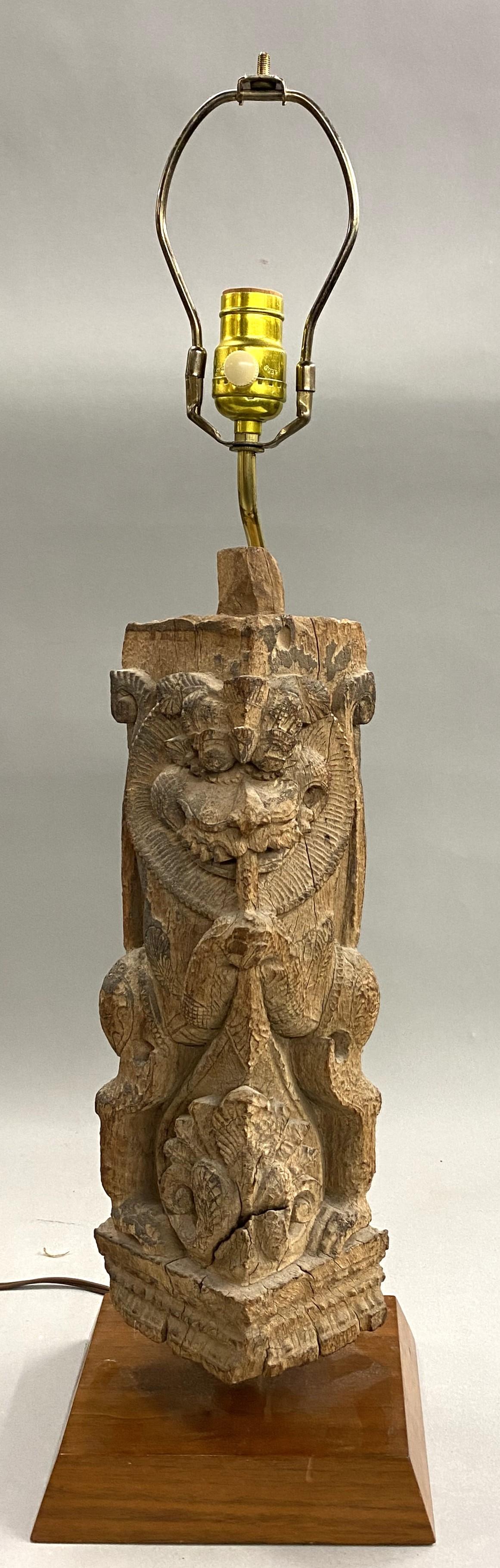 Asiatique Lampe de table asiatique ancienne fragment d'architecture en bois sculpté en vente