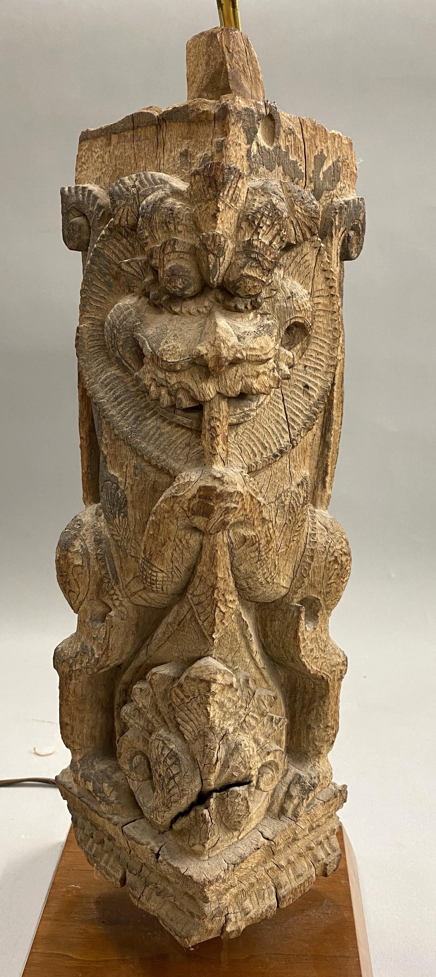 Fait main Lampe de table asiatique ancienne fragment d'architecture en bois sculpté en vente