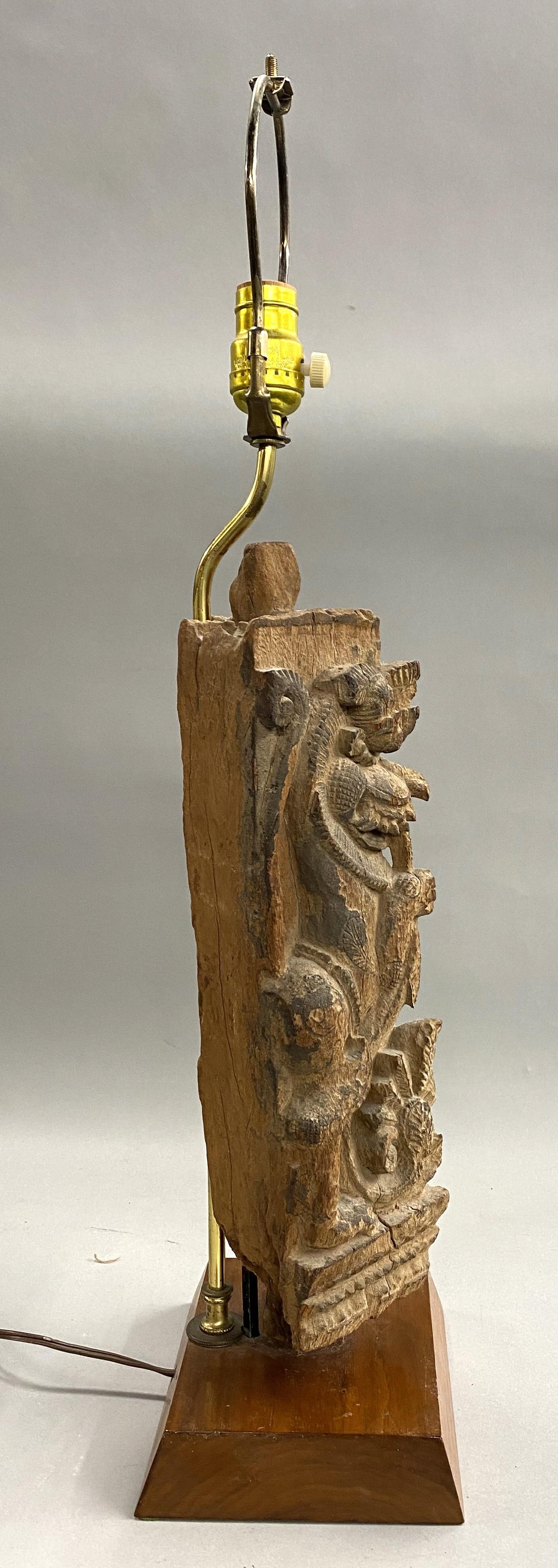 Lampe de table asiatique ancienne fragment d'architecture en bois sculpté Bon état - En vente à Milford, NH