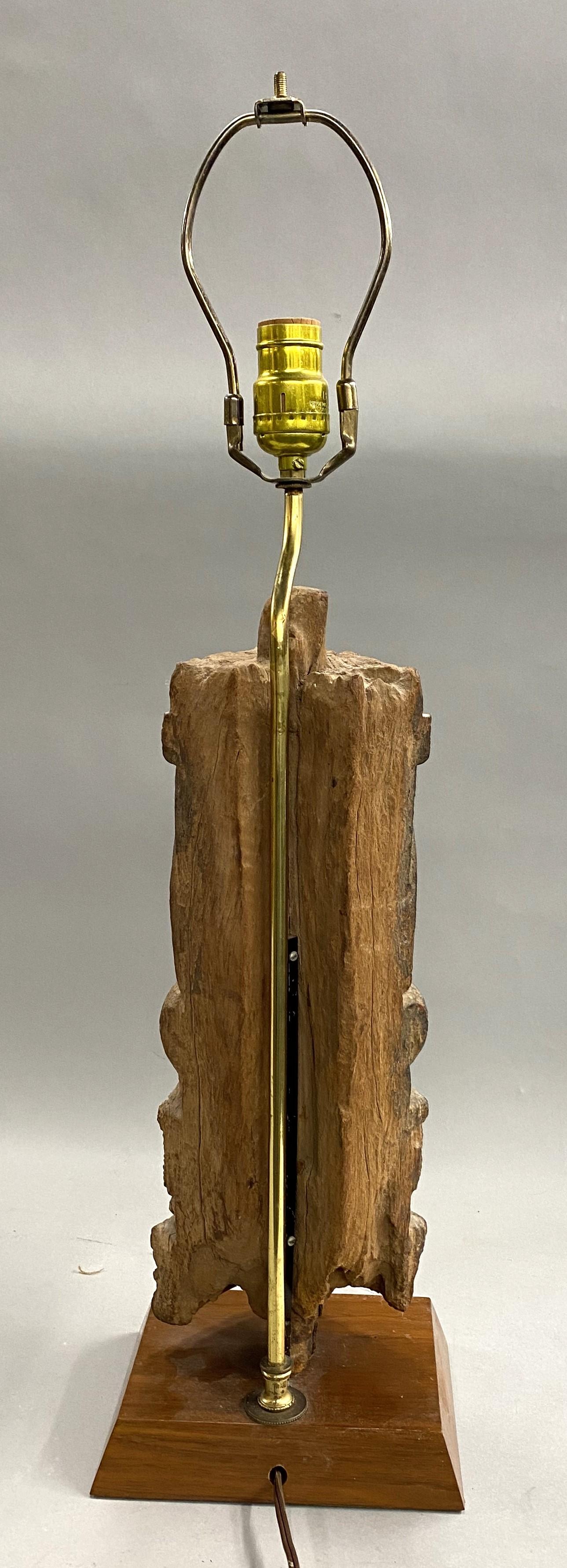 XIXe siècle Lampe de table asiatique ancienne fragment d'architecture en bois sculpté en vente