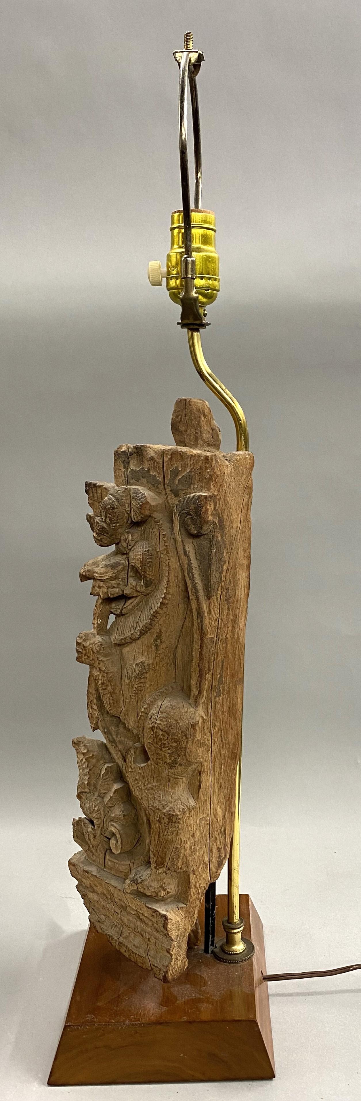 Laiton Lampe de table asiatique ancienne fragment d'architecture en bois sculpté en vente