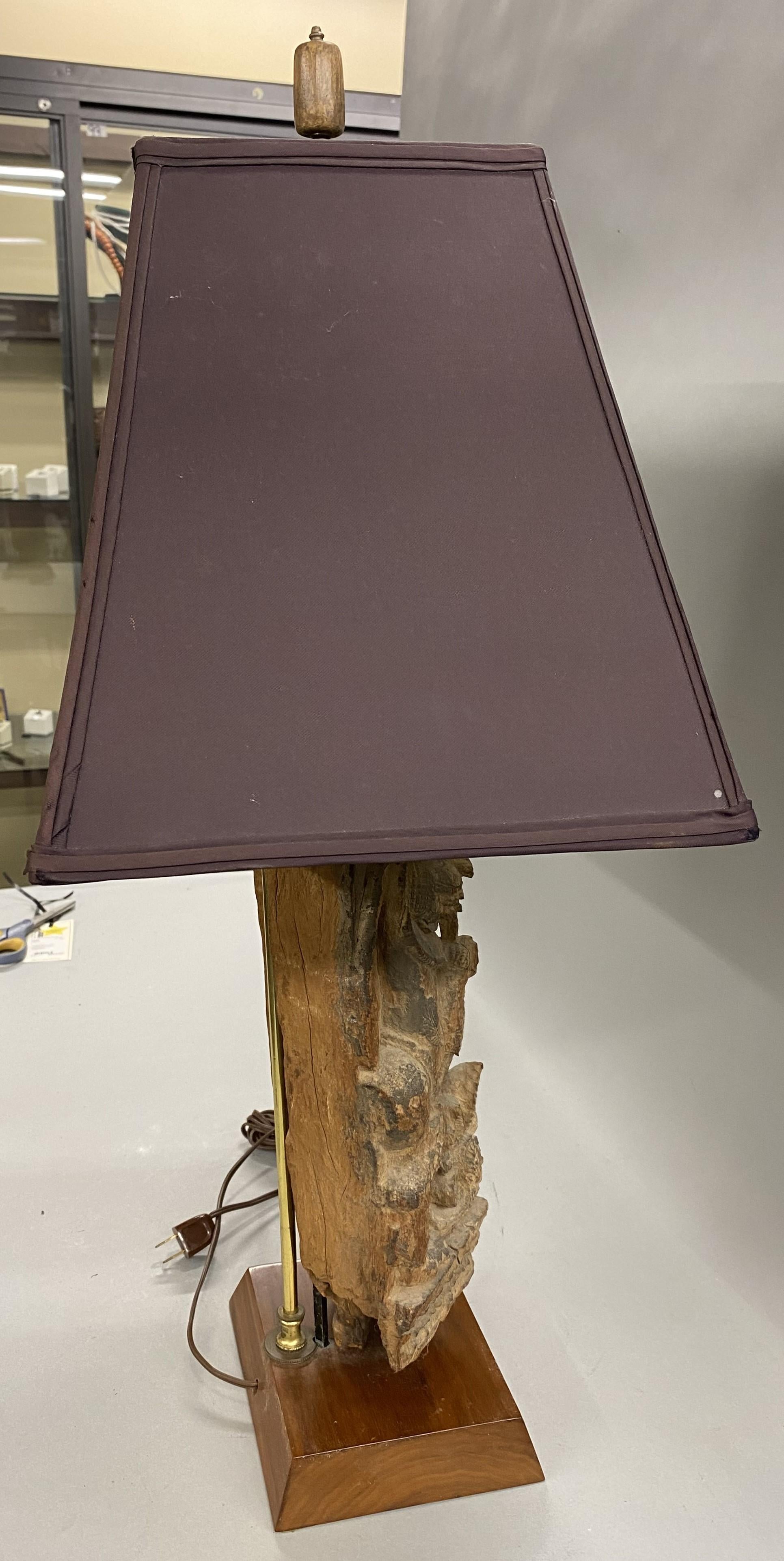 Lampe de table asiatique ancienne fragment d'architecture en bois sculpté en vente 2