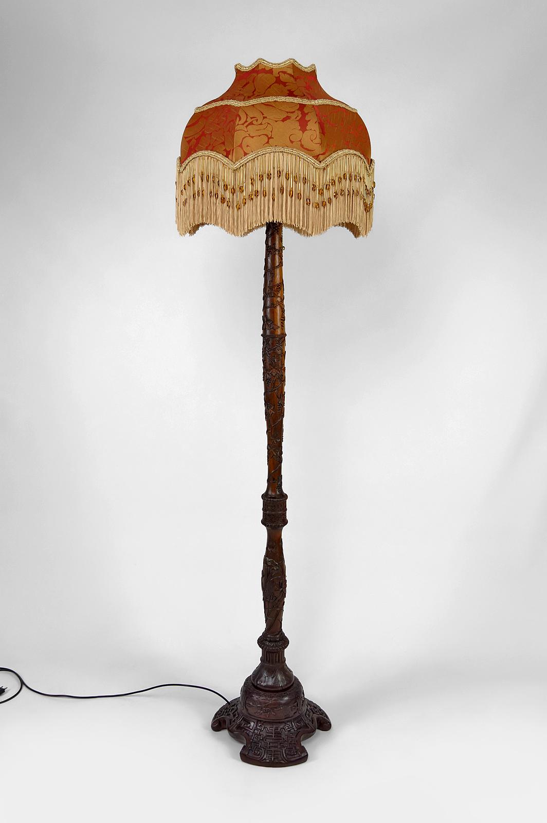 Asian carved wooden floor lamp.
Indochina, circa 1900

In carved wood (Chinese mahogany) with vines, flowers, animals: birds, insects....

Excellent condition.
Restored, electricity redone, new lampshade.

Total dimensions:
height 174cm
diameter 50