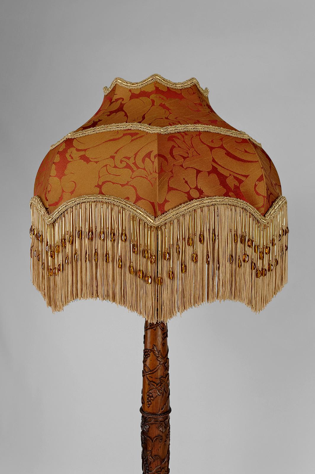 Antique Asian carved wooden floor lamp, Indochina or China, circa 1900 In Excellent Condition In VÉZELAY, FR