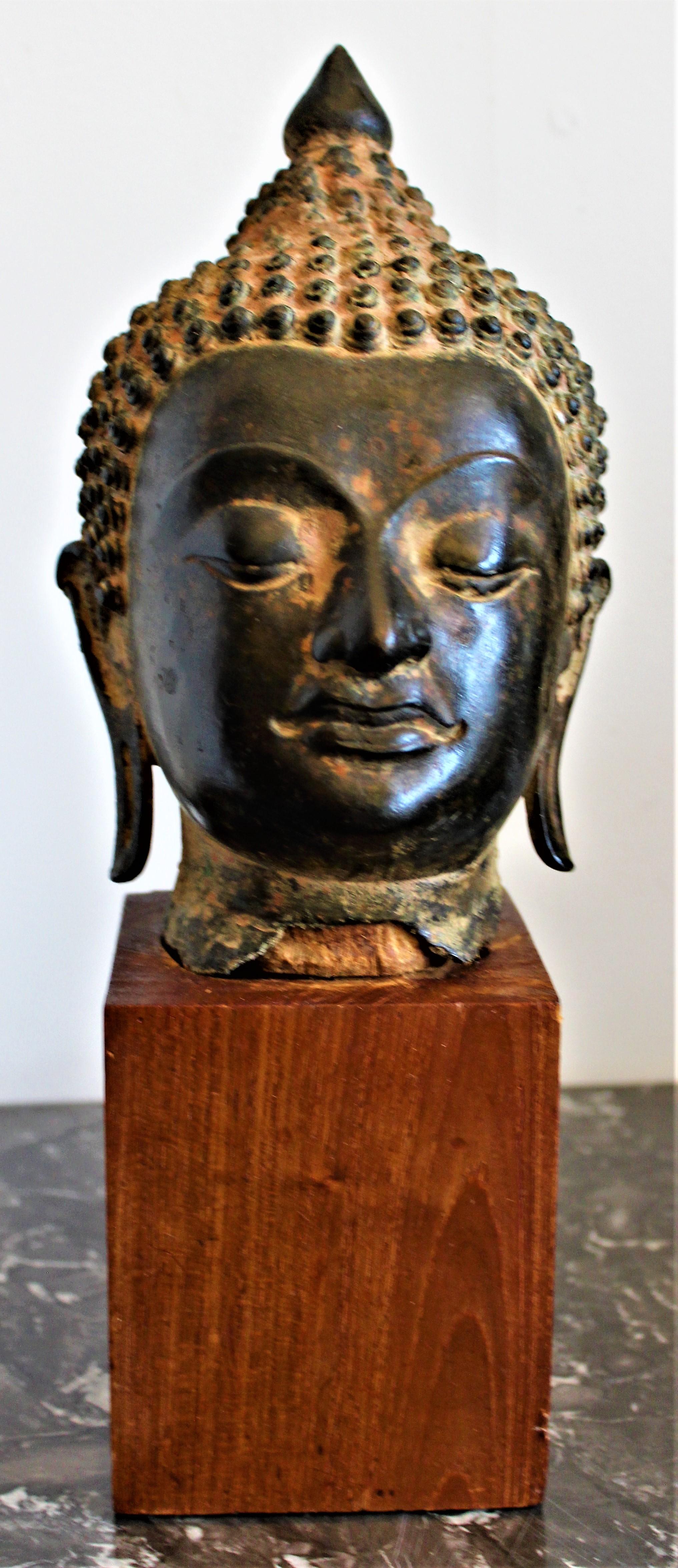 Antike asiatische Buddha-Kopf-Fragment-Büstenskulptur aus Bronzeguss, Thai, 18. Jahrhundert im Angebot 4