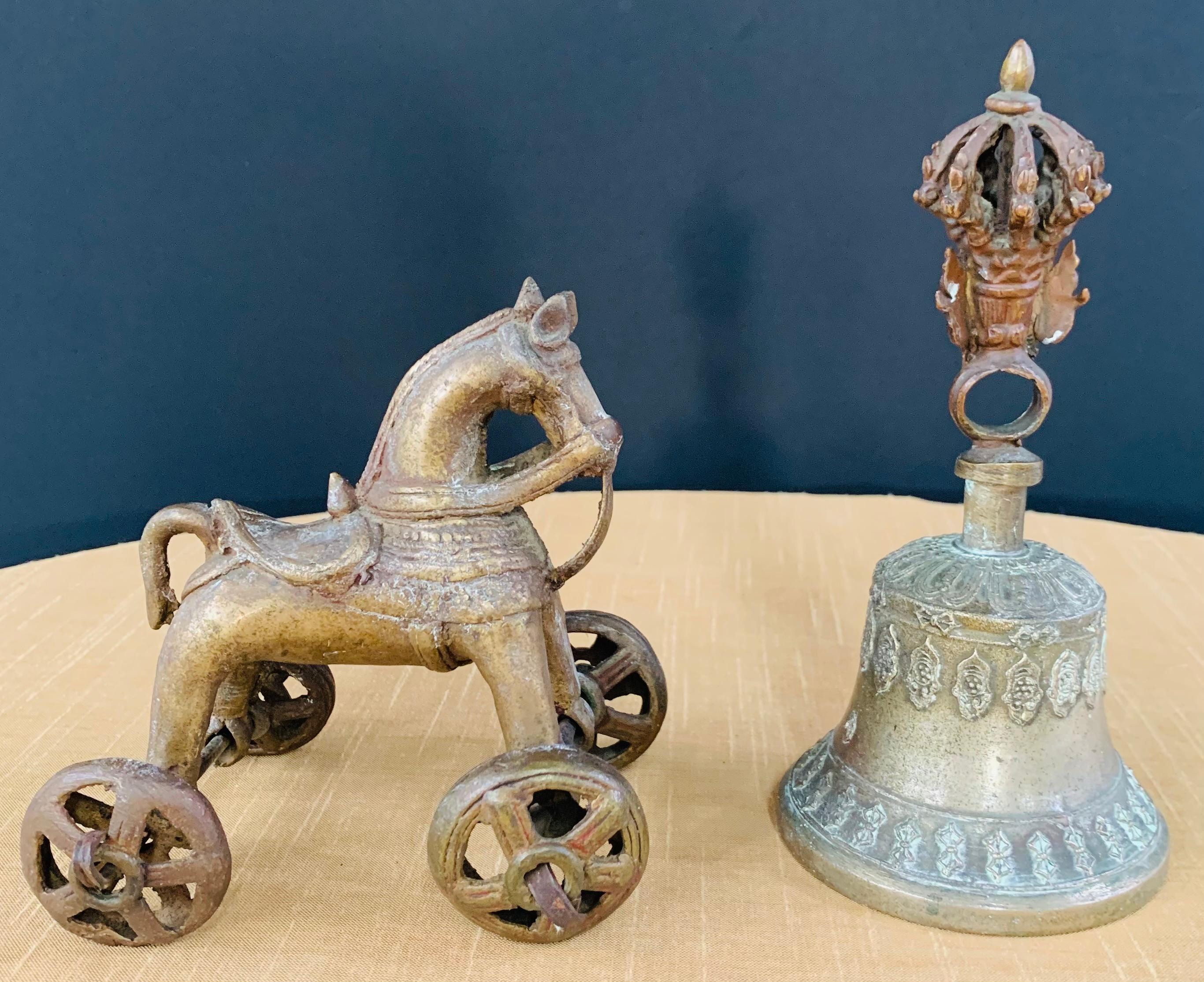 Antique voiture asiatique cheval en bronze sur 4 roues et une cloche avec des figures bouddhistes tibétaines. Les deux pièces présentent une patine en surface. 

Dimensions :
Cloche : 7,5