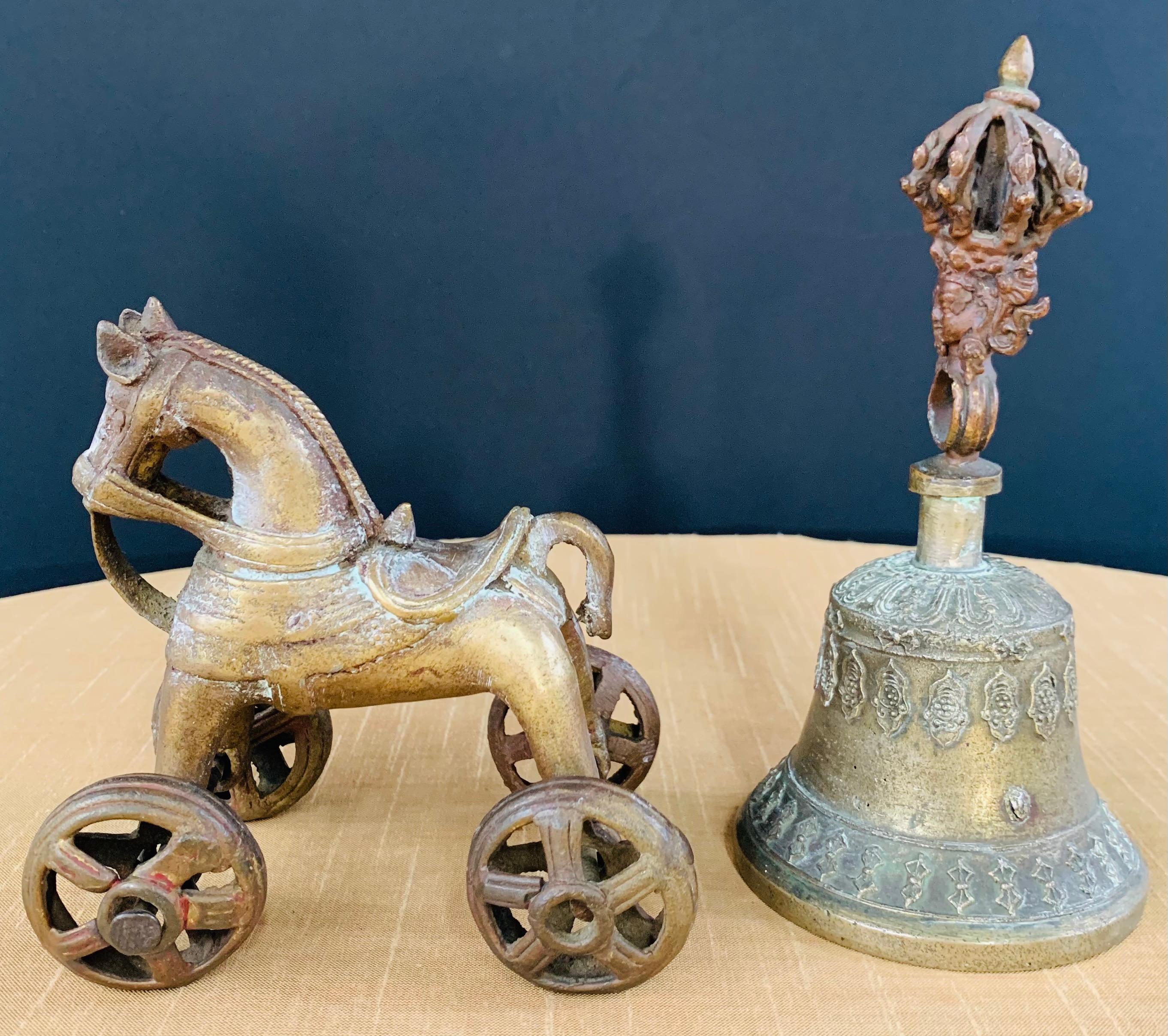 Asiatique Cheval sur roues et cloche tibétaine en bronze coulé asiatique ancien en vente