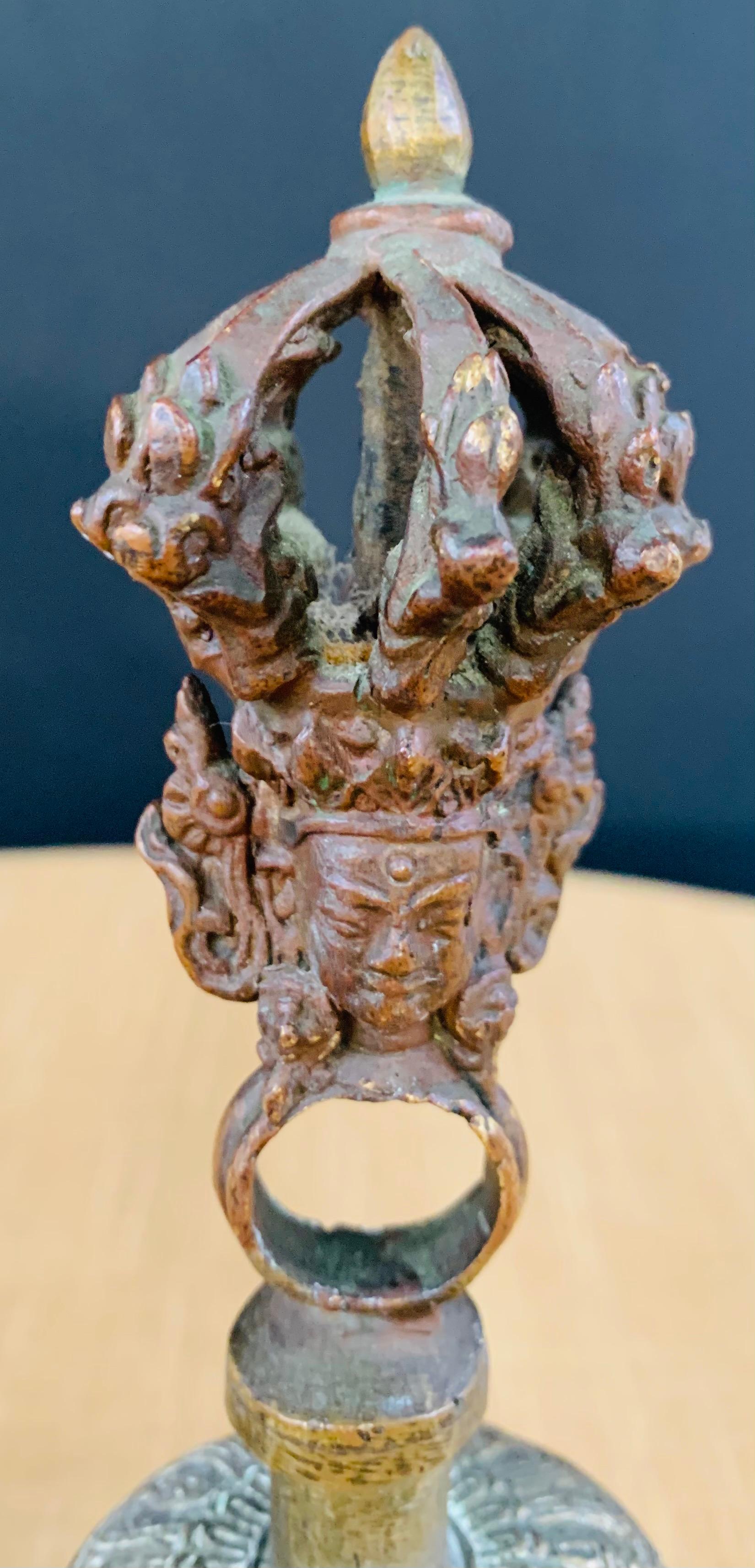 Cheval sur roues et cloche tibétaine en bronze coulé asiatique ancien Bon état - En vente à Plainview, NY