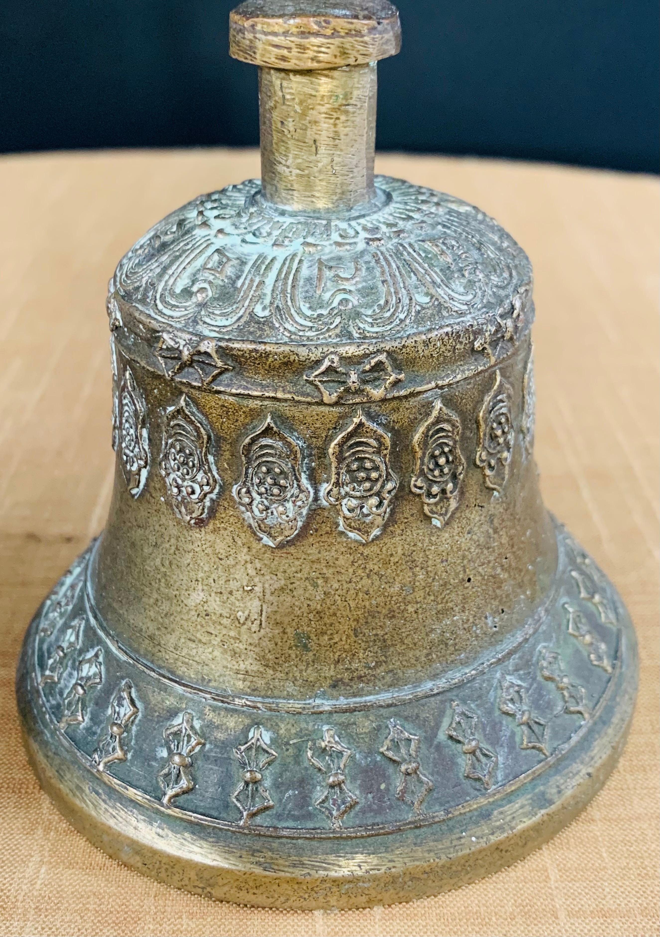 XIXe siècle Cheval sur roues et cloche tibétaine en bronze coulé asiatique ancien en vente