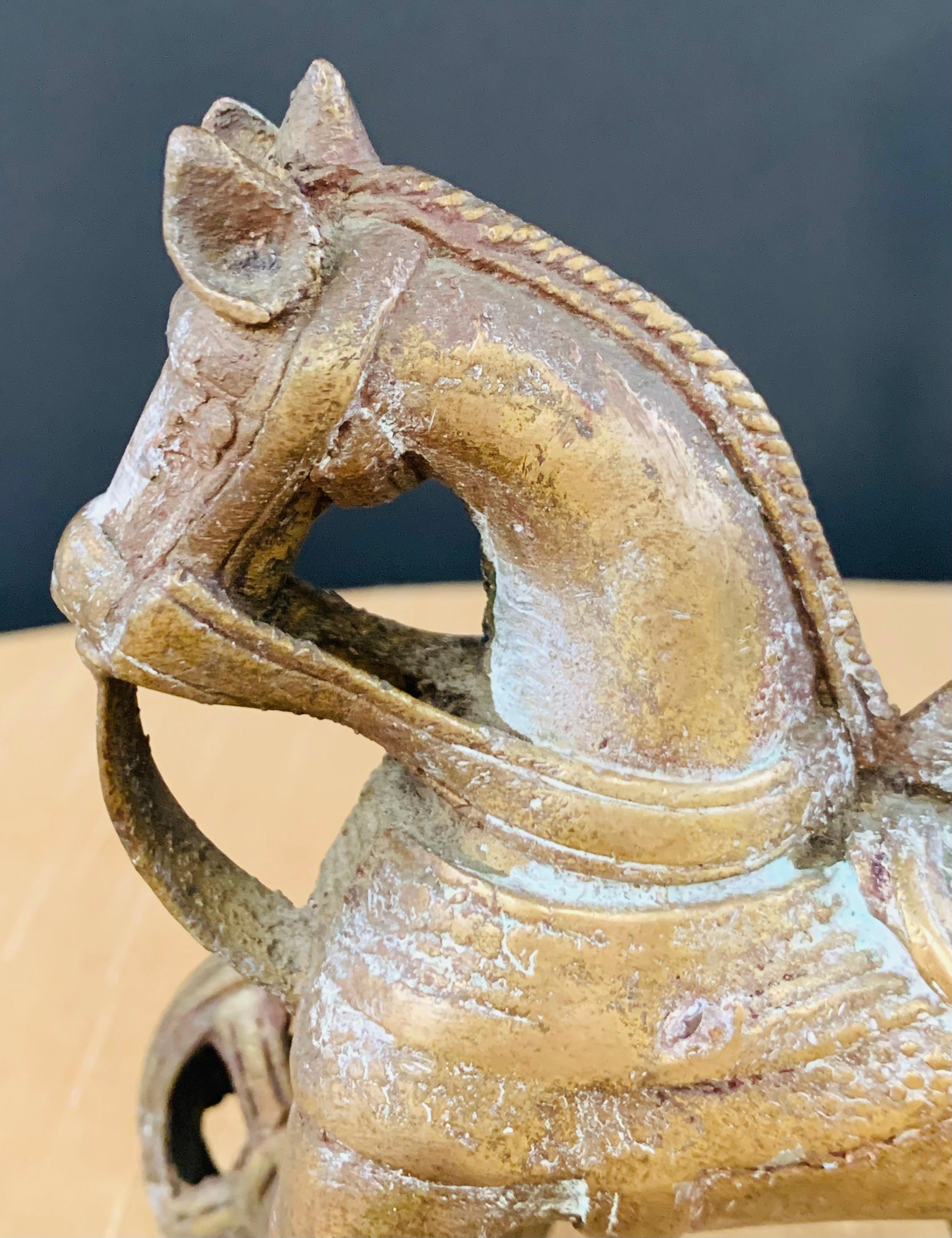 Métal Cheval sur roues et cloche tibétaine en bronze coulé asiatique ancien en vente