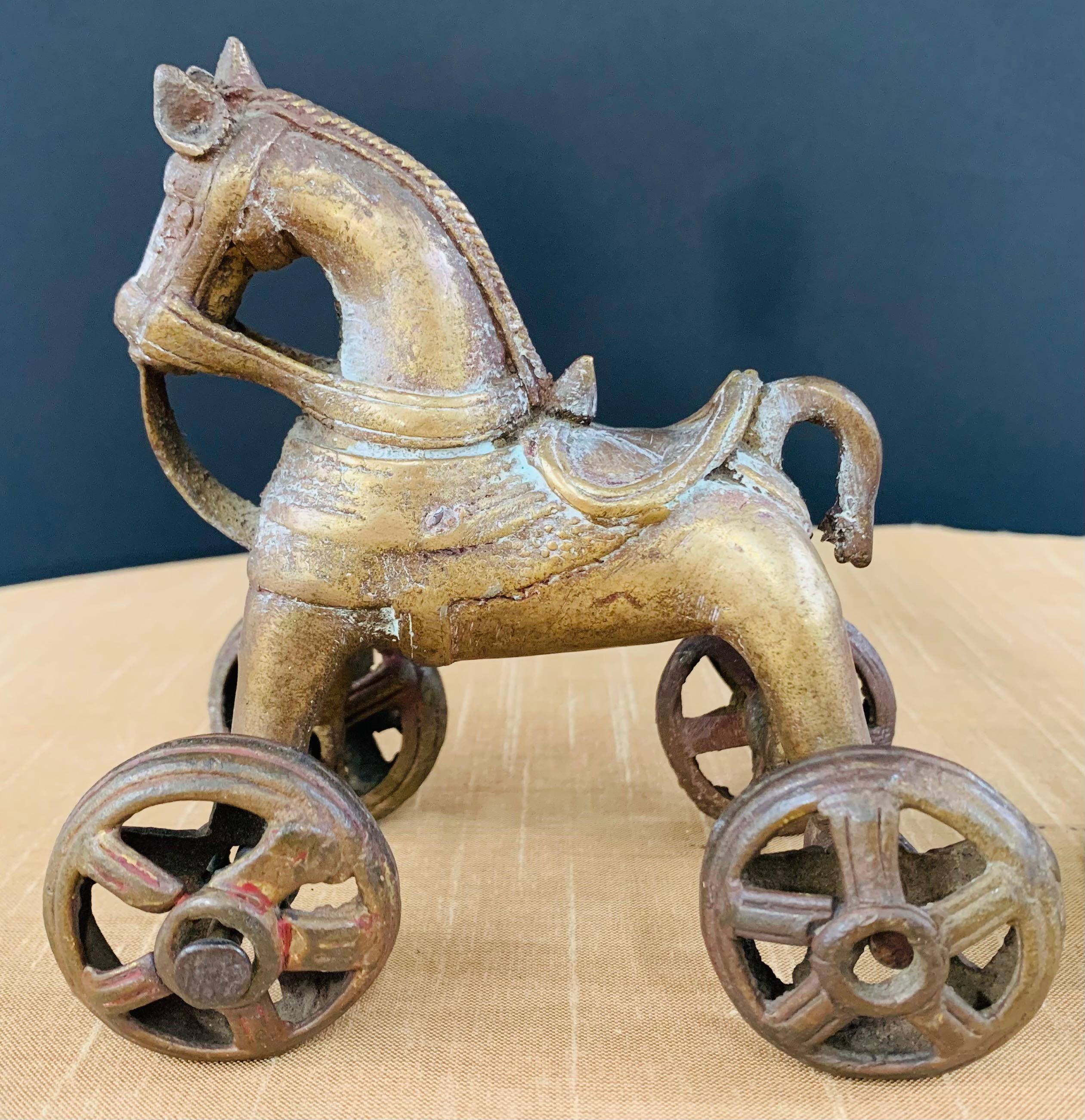 Cheval sur roues et cloche tibétaine en bronze coulé asiatique ancien en vente 1