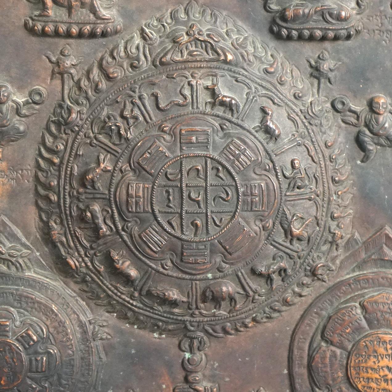 Antigua placa de Buda asiática de metal fundido y bronceado con símbolos S. XIX

Medidas: 12''A x 10,75''A x 0,75''P