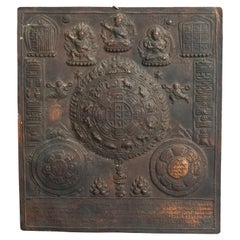 Plaque de Bouddha asiatique ancienne en métal moulé et bronzé avec symboles 19ème siècle