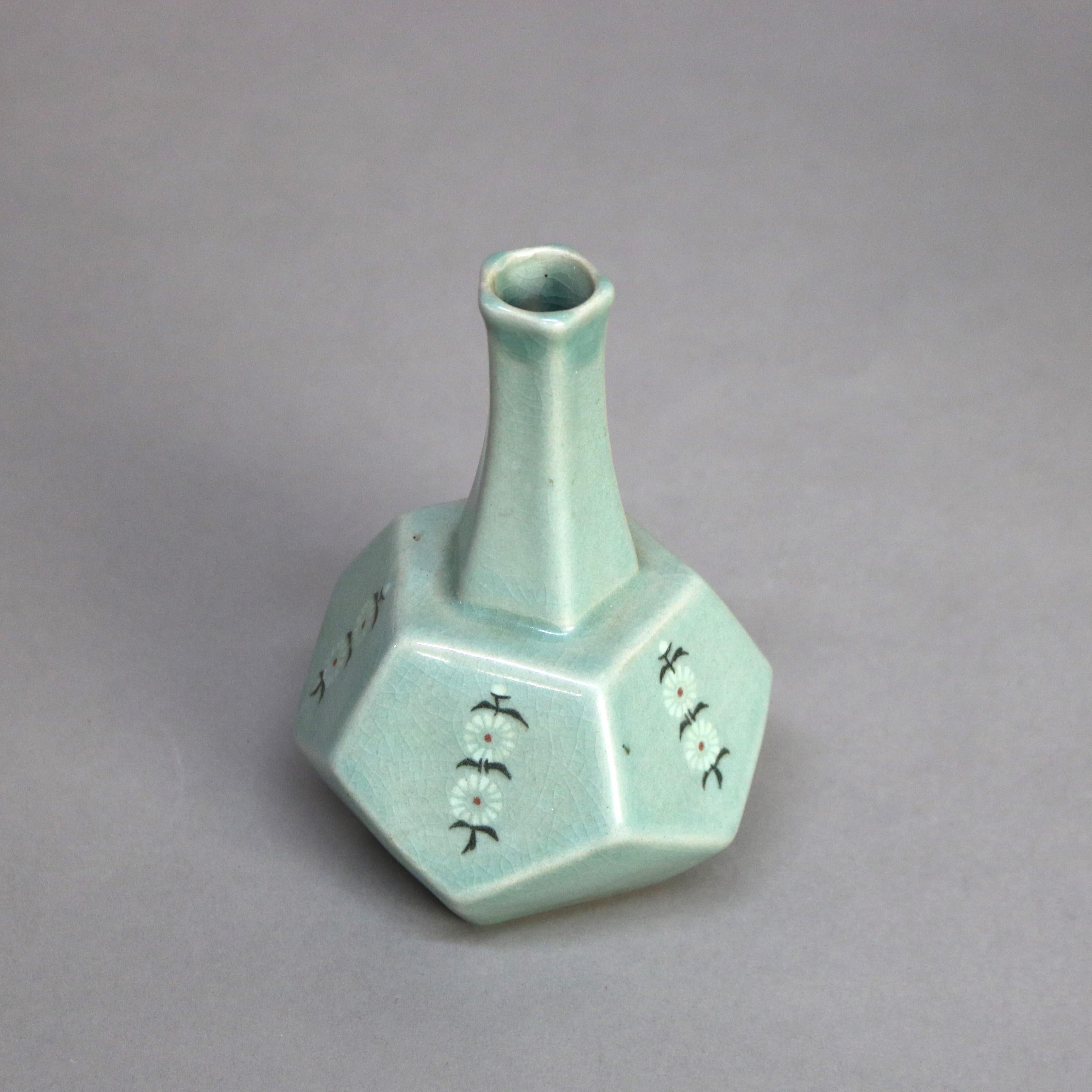 Antiguo Jarrón de Capullos de Cerámica Celadón Asiática con Margaritas Firmado Principios del S. XIX

Medidas - 6 