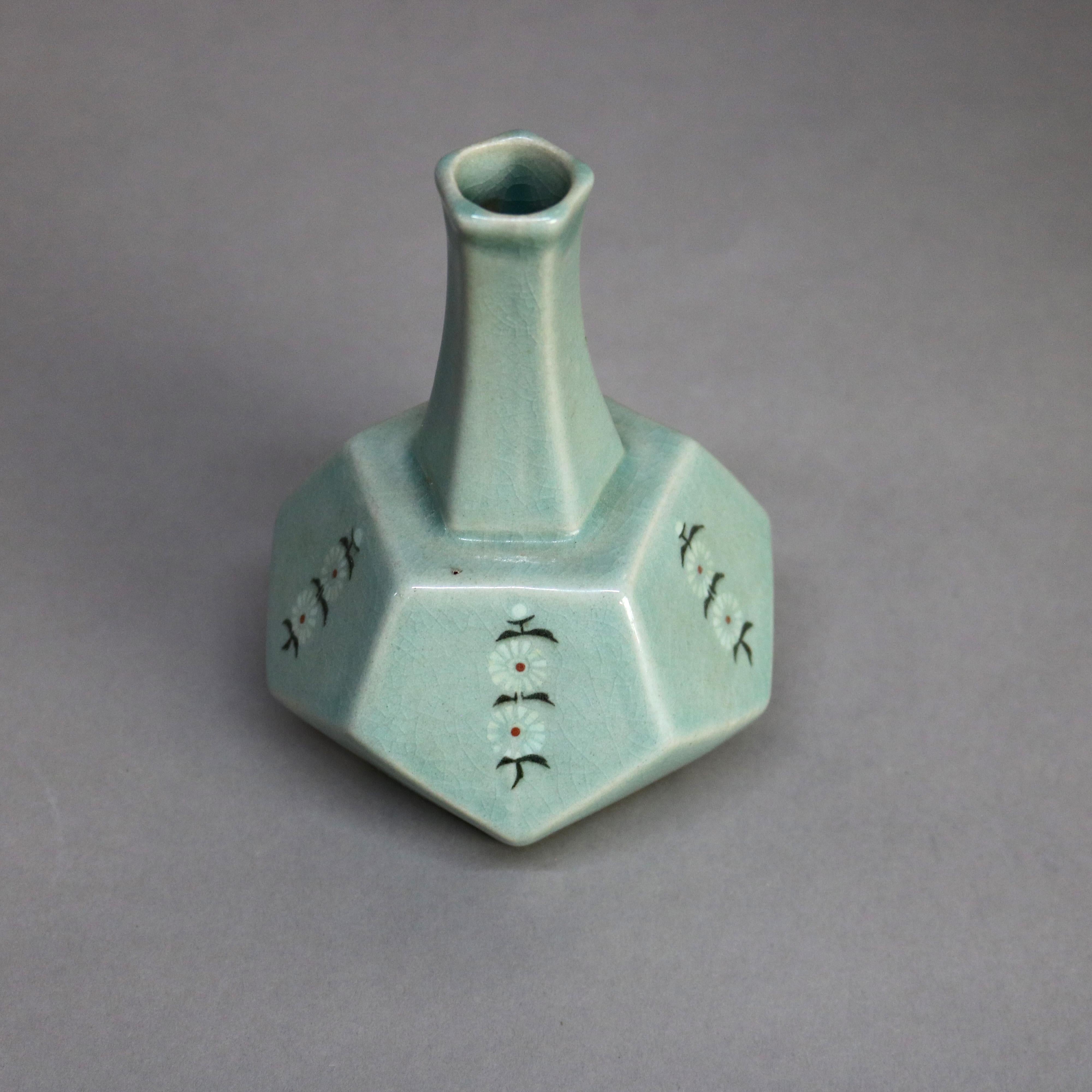 Antiguo Jarrón de Capullos de Cerámica Celadón Asiática con Margaritas Firmado Principios del S. XIX en Bueno estado para la venta en Big Flats, NY