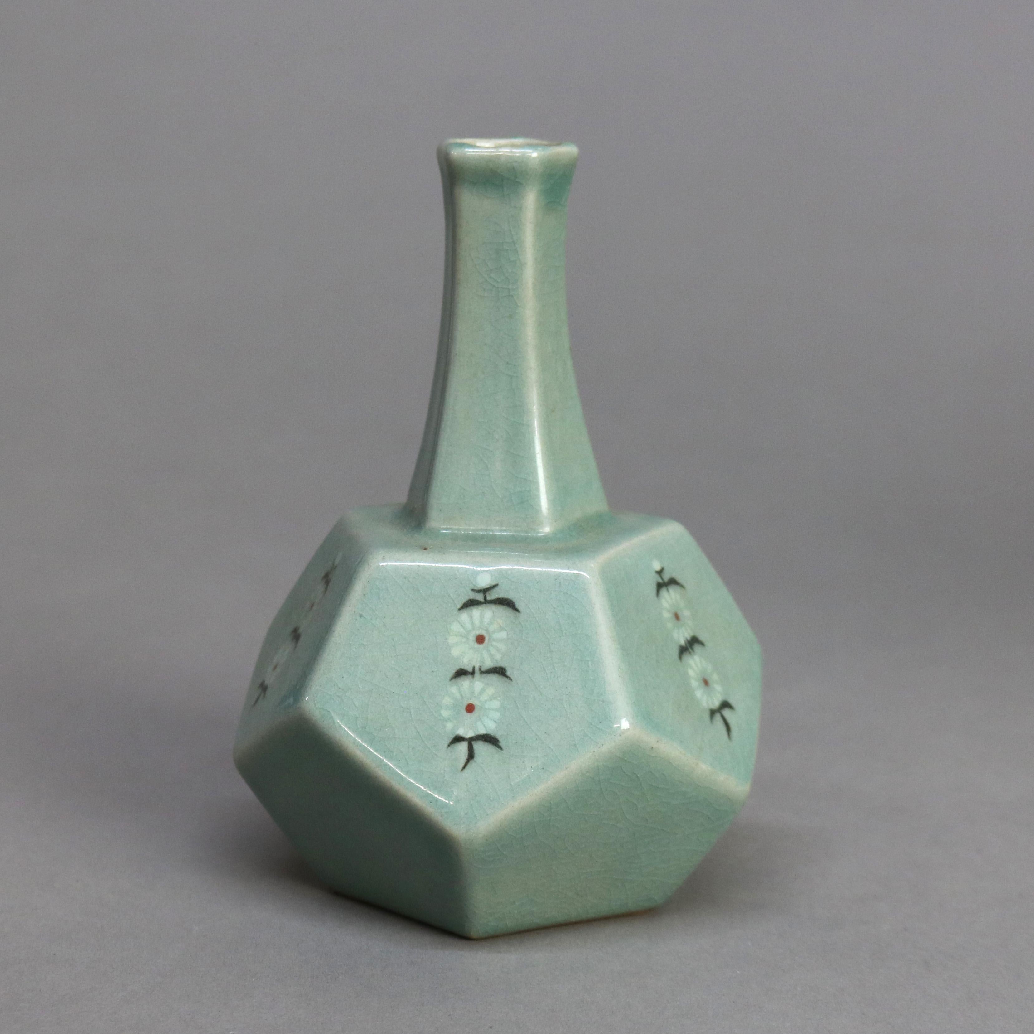 Antiguo Jarrón de Capullos de Cerámica Celadón Asiática con Margaritas Firmado Principios del S. XIX siglo XIX en venta