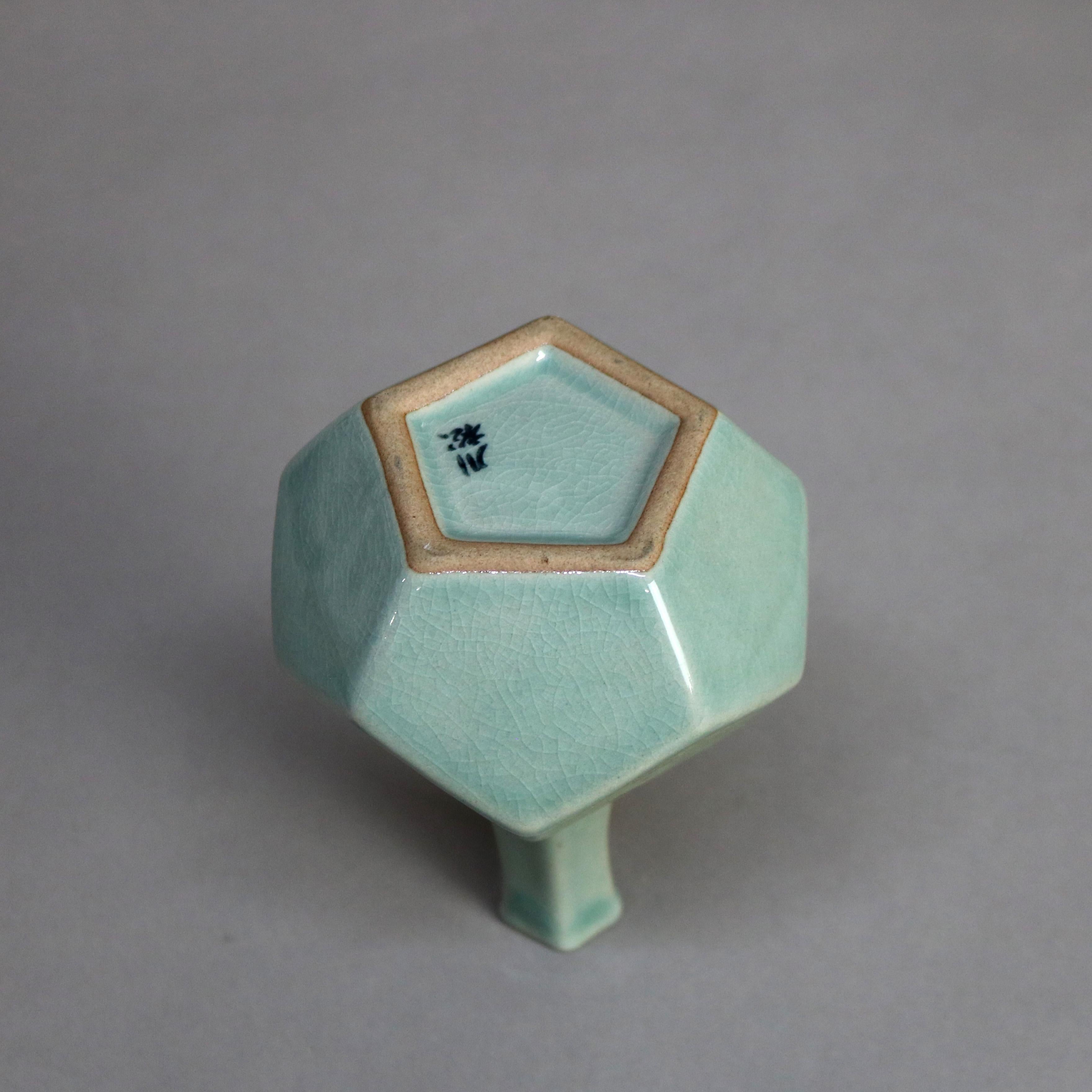 Antiguo Jarrón de Capullos de Cerámica Celadón Asiática con Margaritas Firmado Principios del S. XIX en venta 1