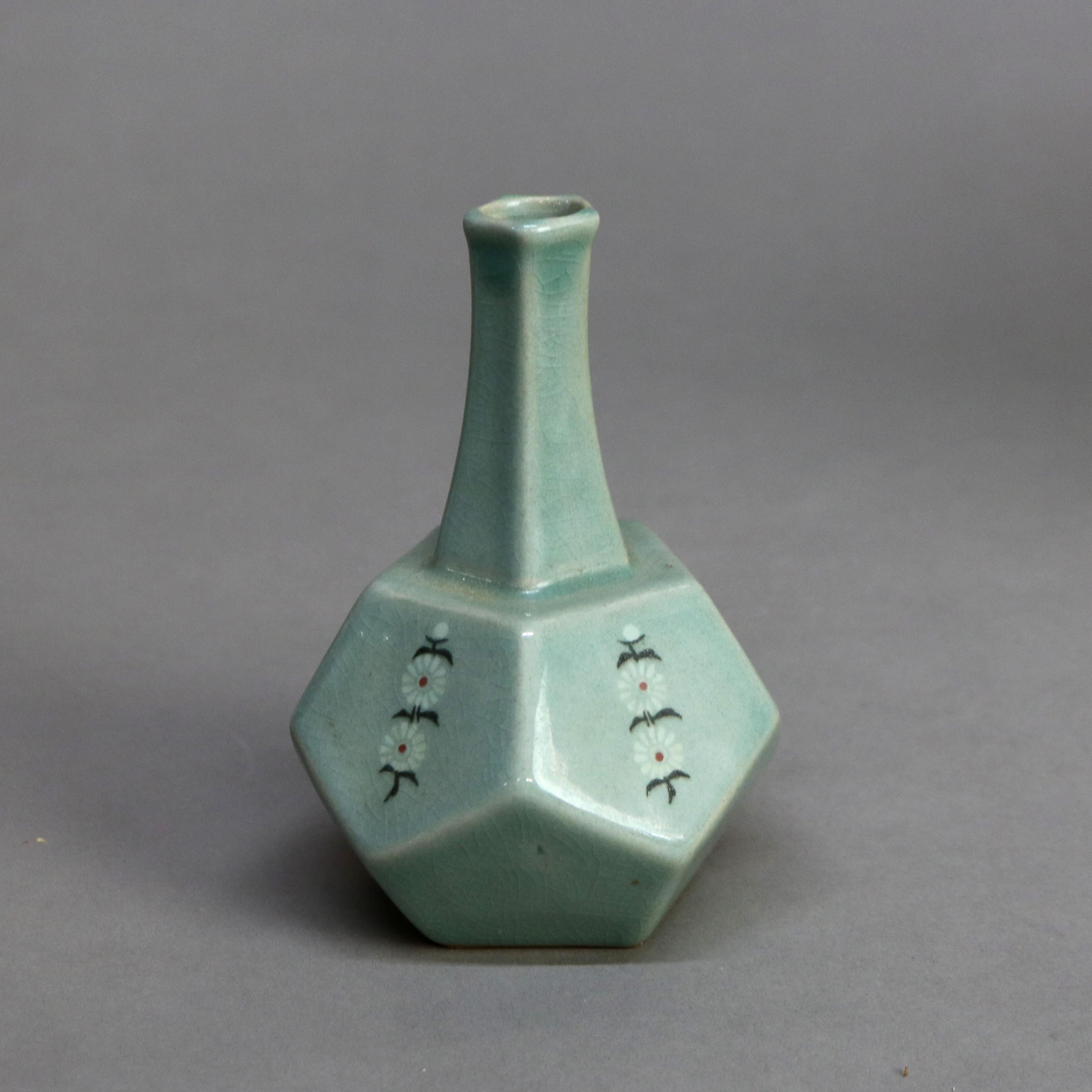 Antiguo Jarrón de Capullos de Cerámica Celadón Asiática con Margaritas Firmado Principios del S. XIX en venta 2