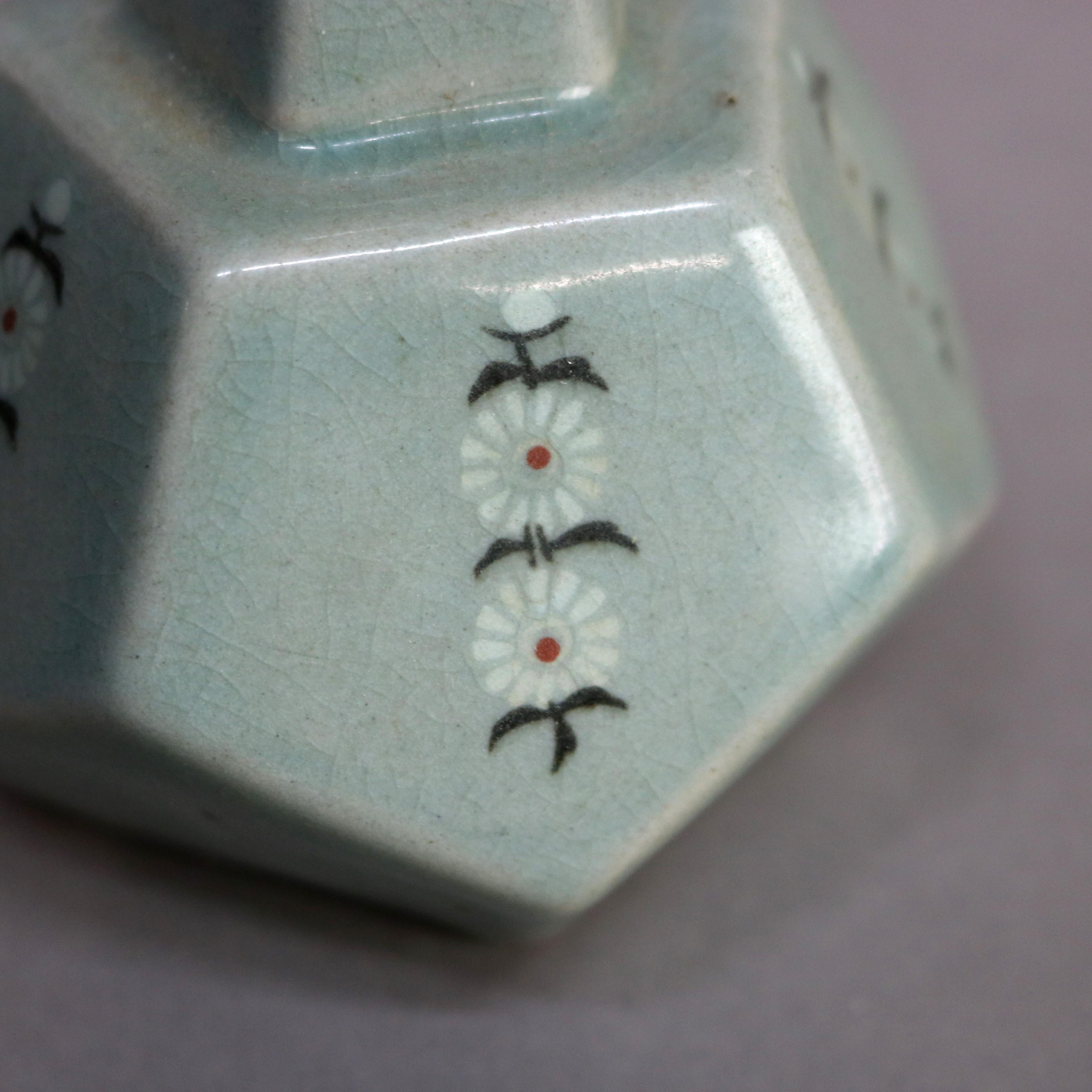 Antiguo Jarrón de Capullos de Cerámica Celadón Asiática con Margaritas Firmado Principios del S. XIX en venta 3