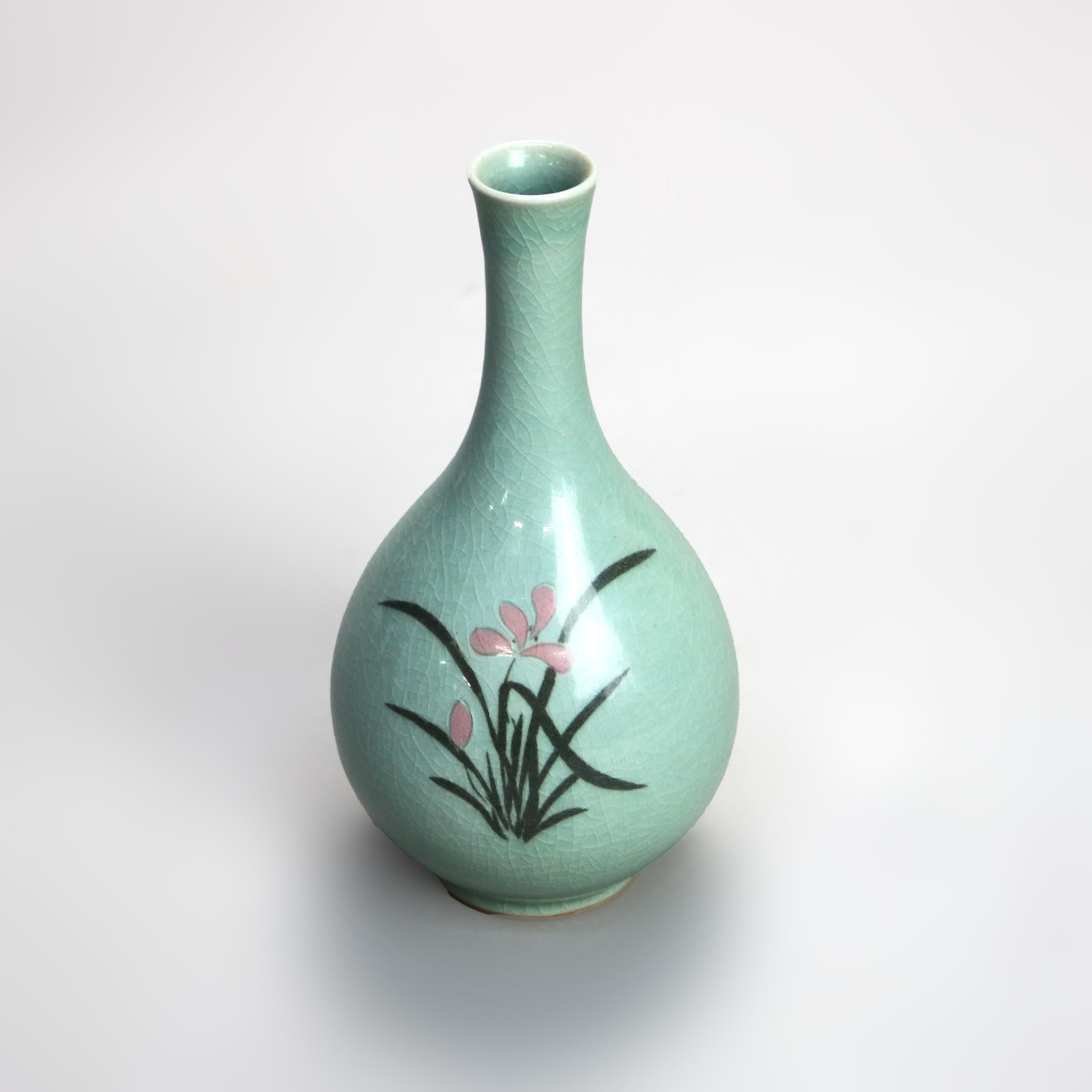 Ancien vase à bourgeons asiatique en poterie céladon avec nénuphar signé début du 19ème siècle Bon état - En vente à Big Flats, NY