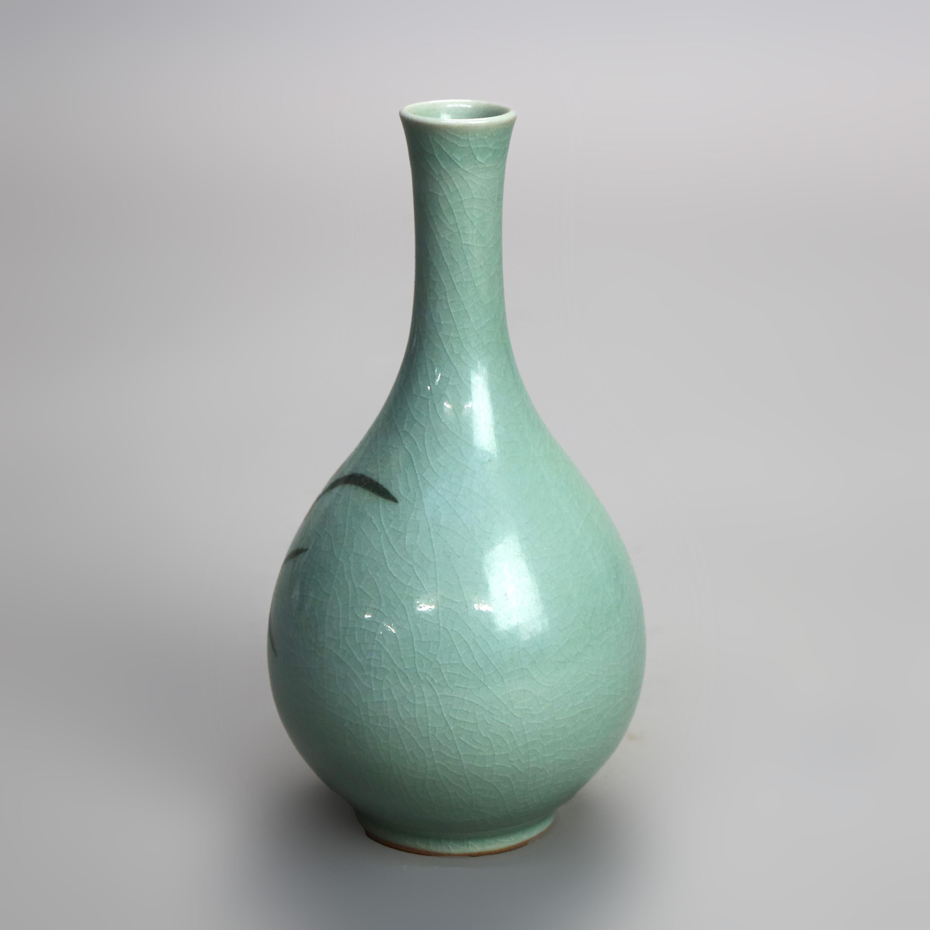 XIXe siècle Ancien vase à bourgeons asiatique en poterie céladon avec nénuphar signé début du 19ème siècle en vente
