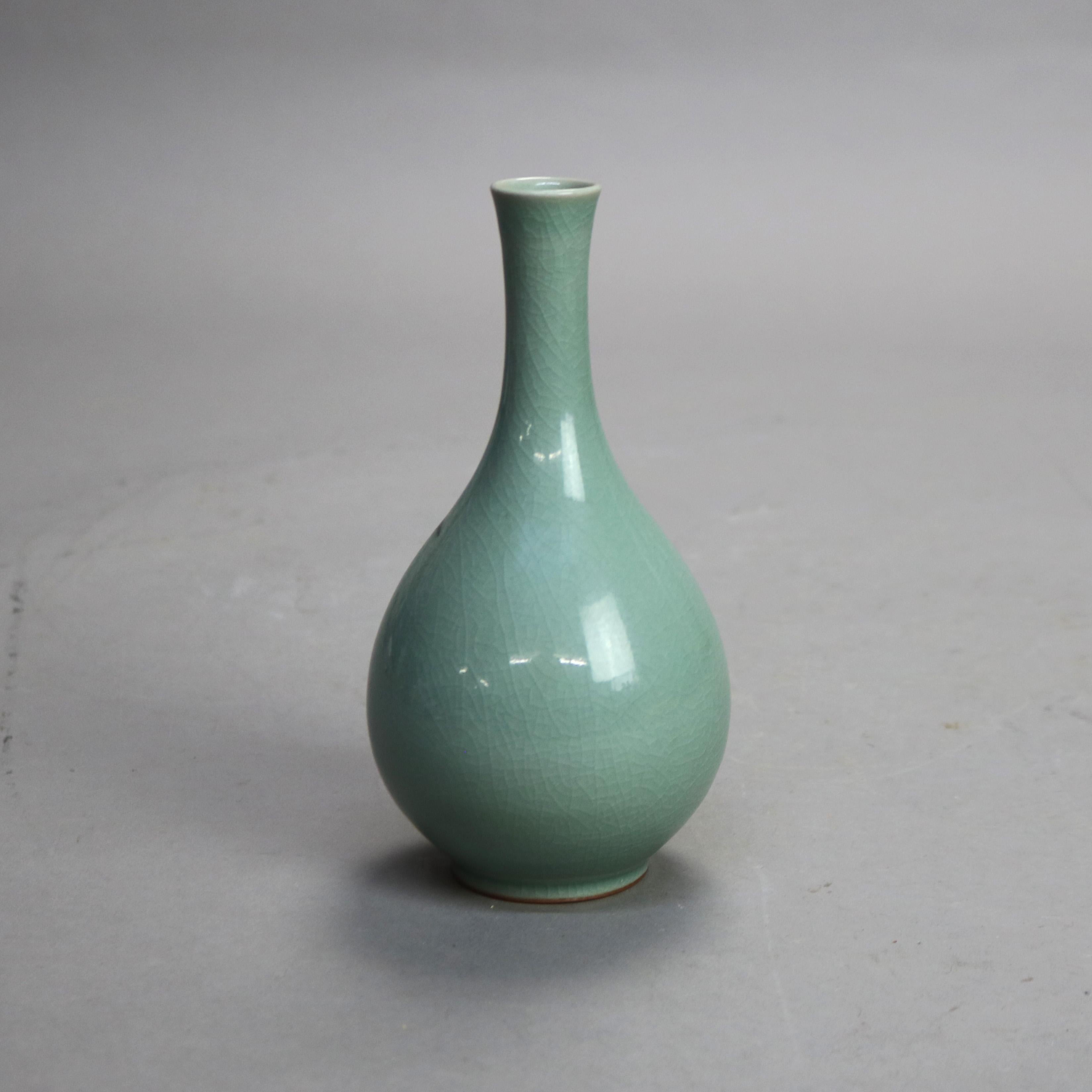 Poteries Ancien vase à bourgeons asiatique en poterie céladon avec nénuphar signé début du 19ème siècle en vente