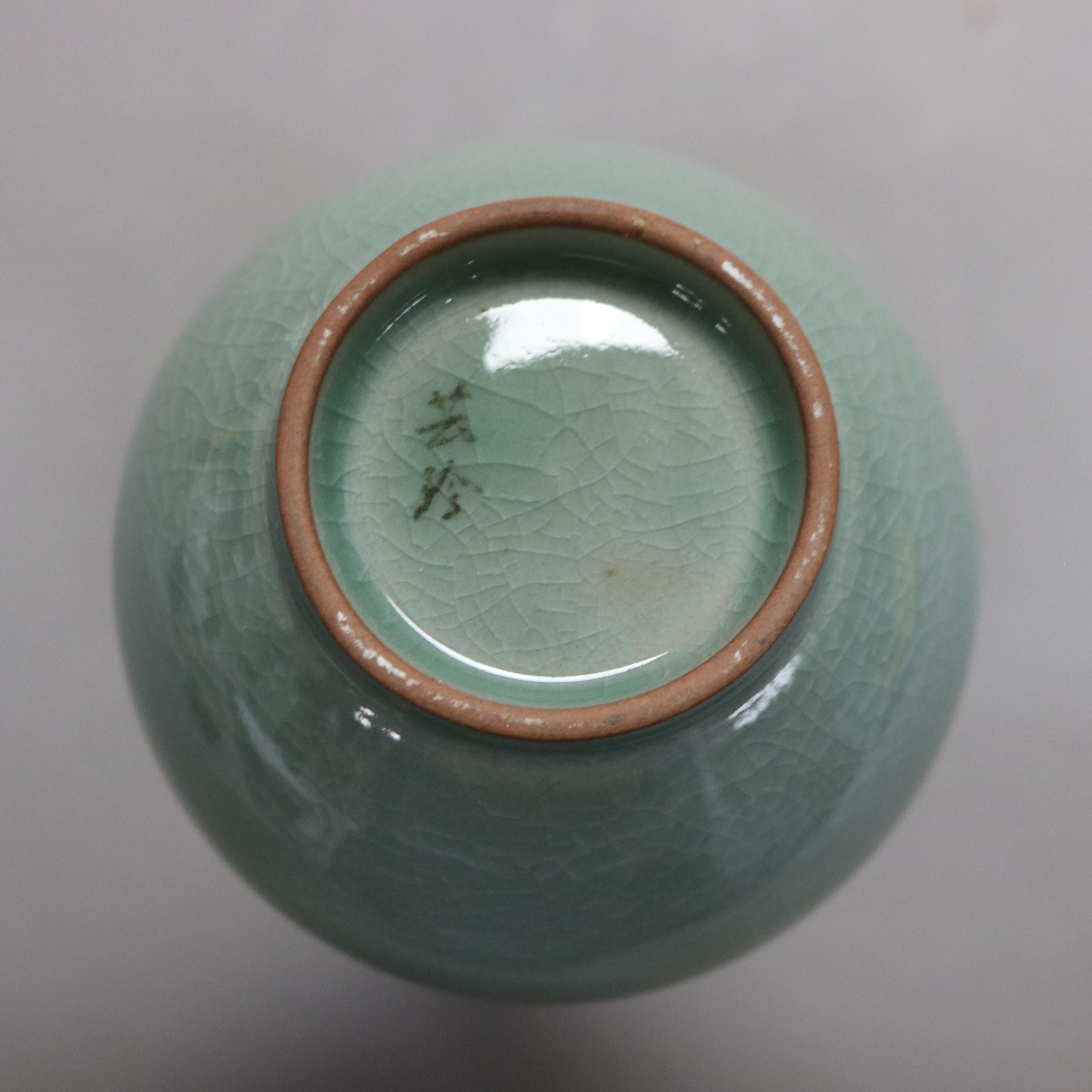 Ancien vase à bourgeons asiatique en poterie céladon avec nénuphar signé début du 19ème siècle en vente 1