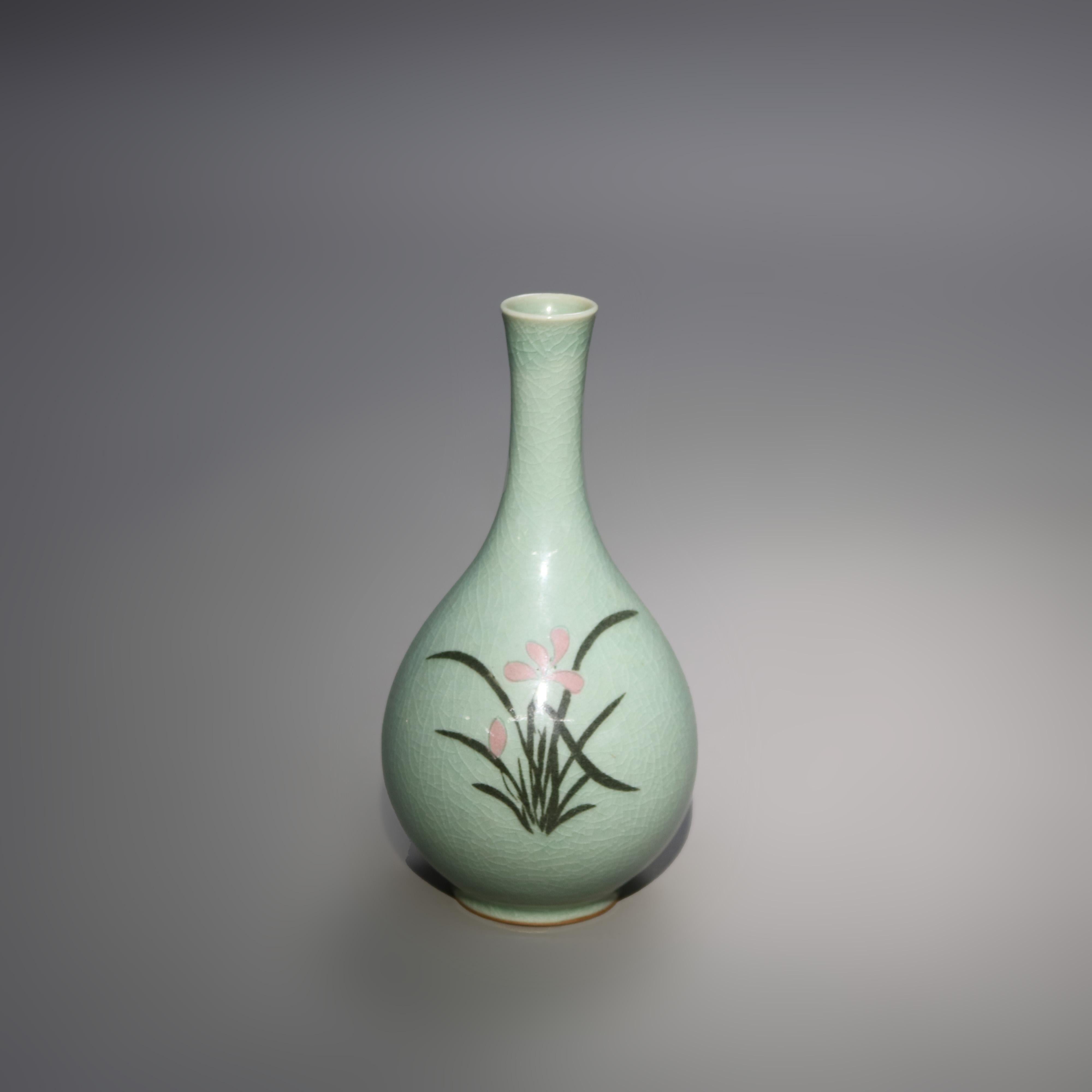 Ancien vase à bourgeons asiatique en poterie céladon avec nénuphar signé début du 19ème siècle en vente 2