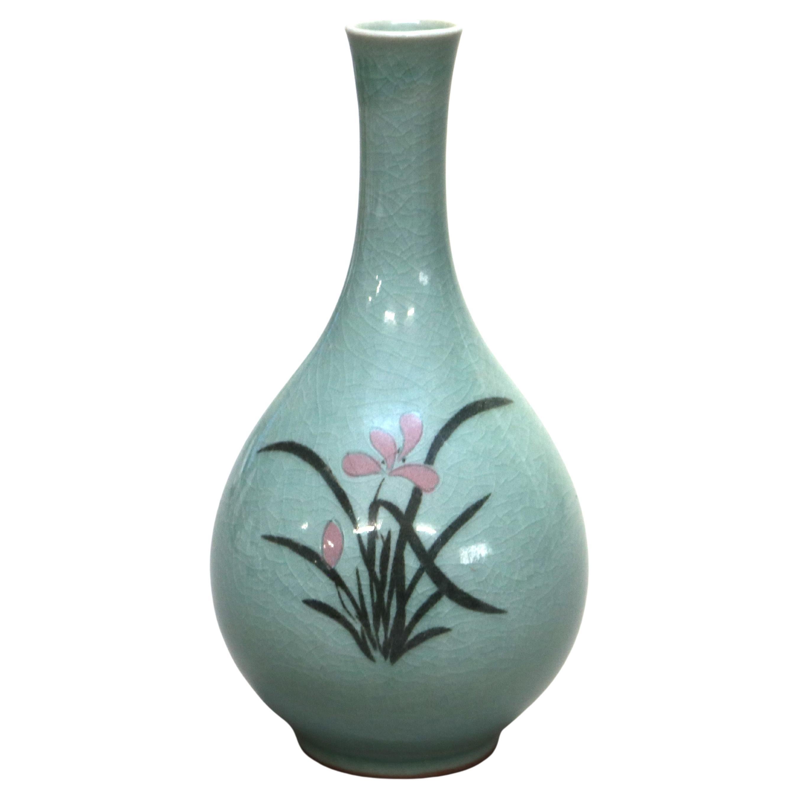 Antiguo jarrón de capullos de cerámica asiática de celadón con lirio firmado principios del siglo XIX