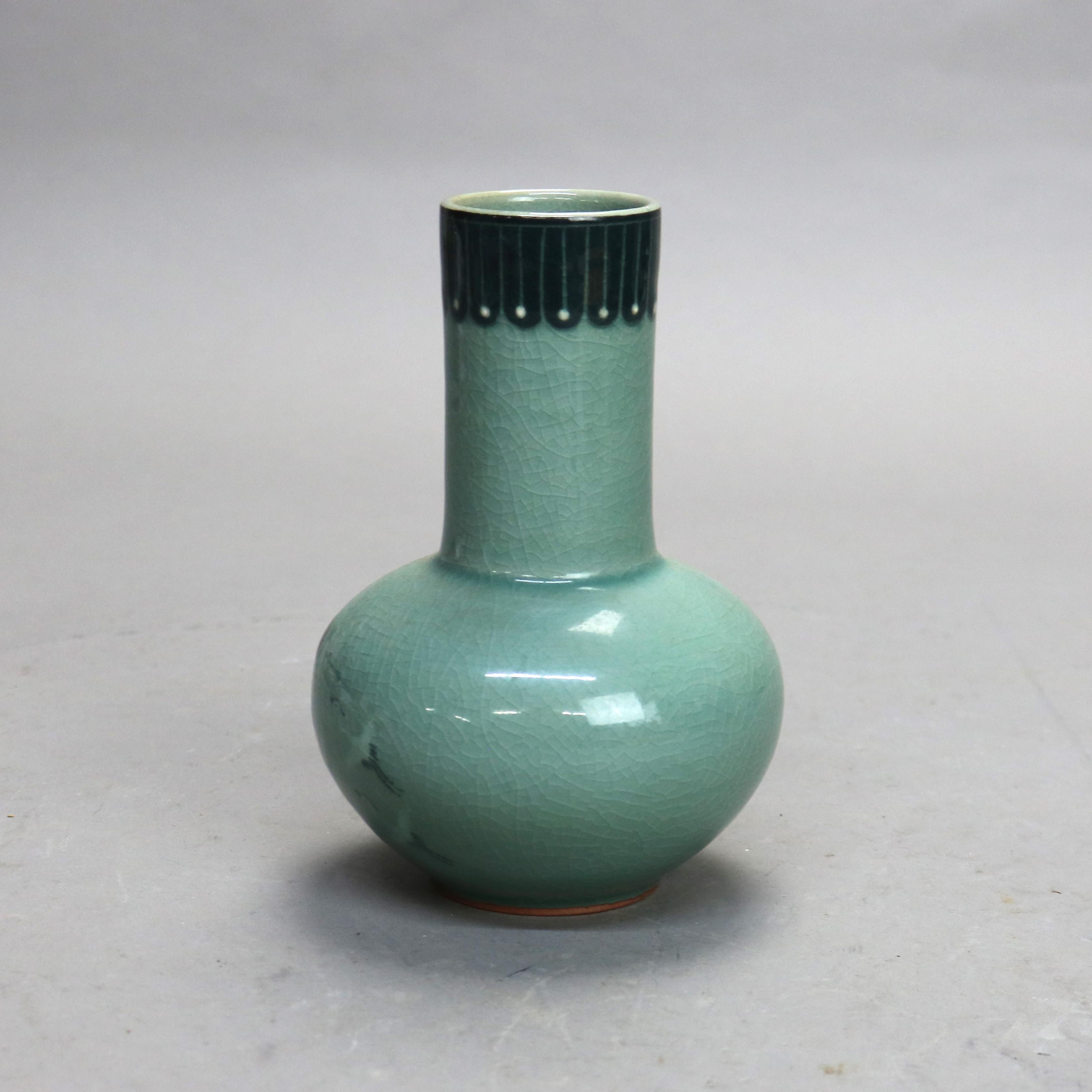 Ancien vase à bourgeons asiatique en poterie céladon avec scène de marais signé début du 19e siècle Bon état - En vente à Big Flats, NY