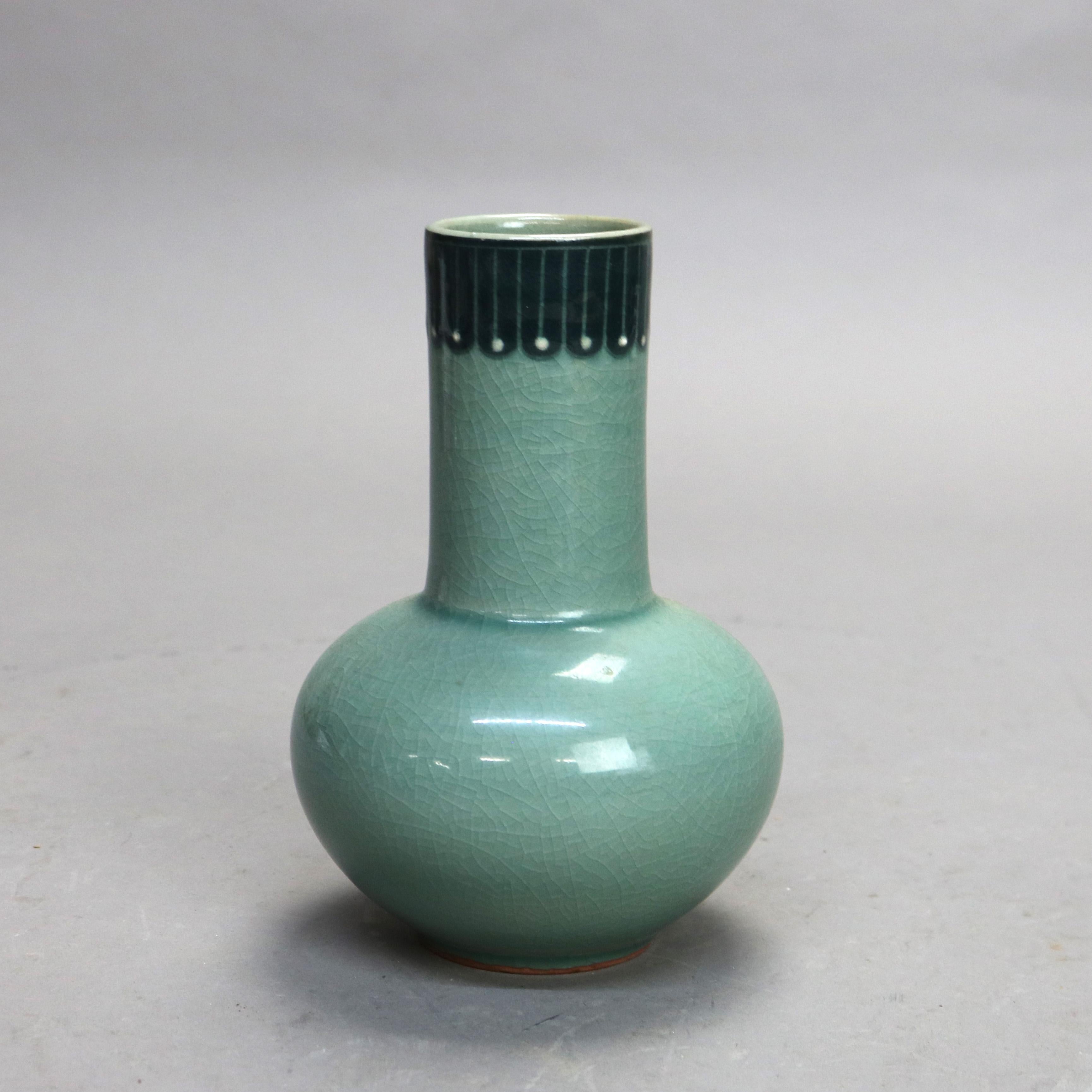 XIXe siècle Ancien vase à bourgeons asiatique en poterie céladon avec scène de marais signé début du 19e siècle en vente
