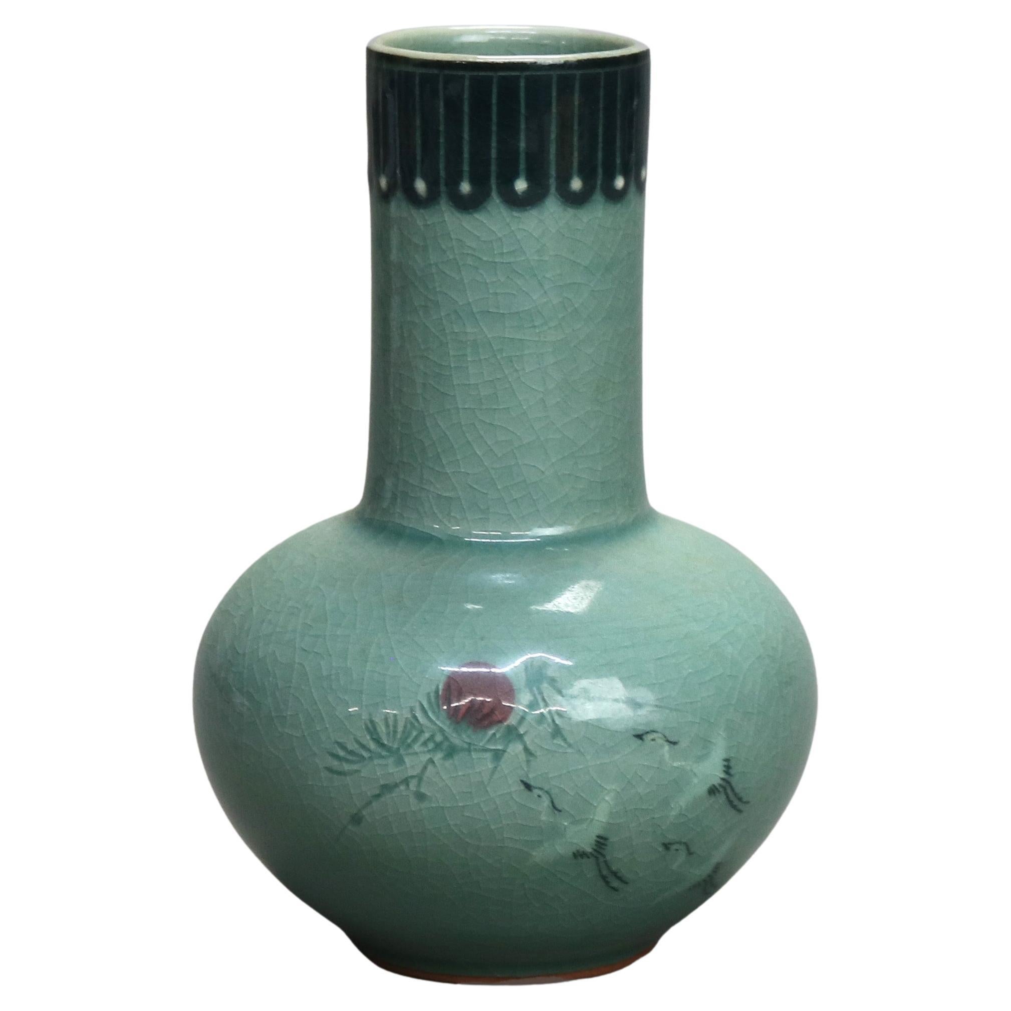 Antiguo Jarrón de Capullos de Cerámica Celadón Asiática con Escena de Pantano Firmado Principios del S. XIX