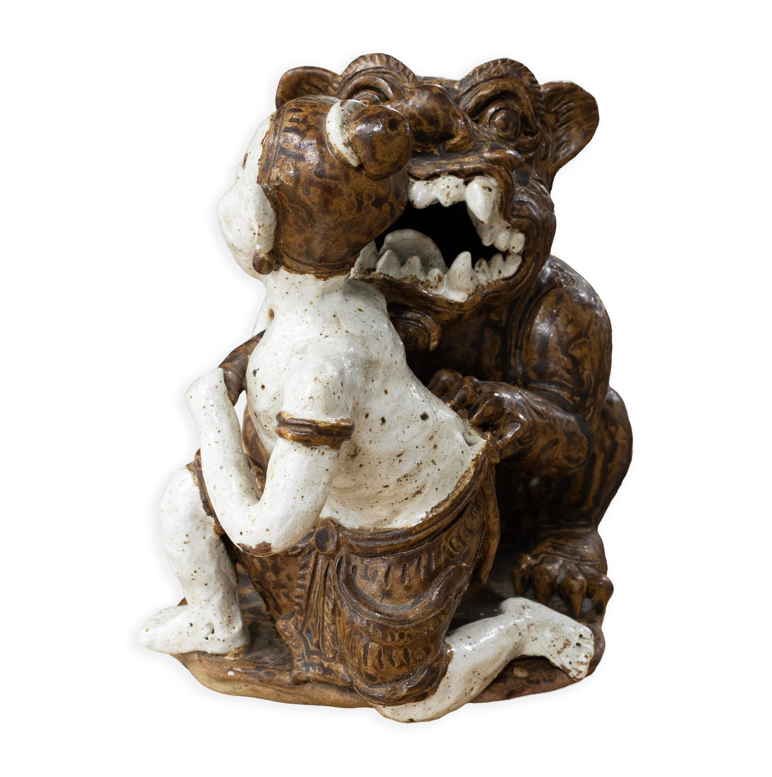 Ceramica asiatica antica - Figura maschile con drago, 20° secolo circa Collectional In condizioni buone in vendita a Keego Harbor, MI