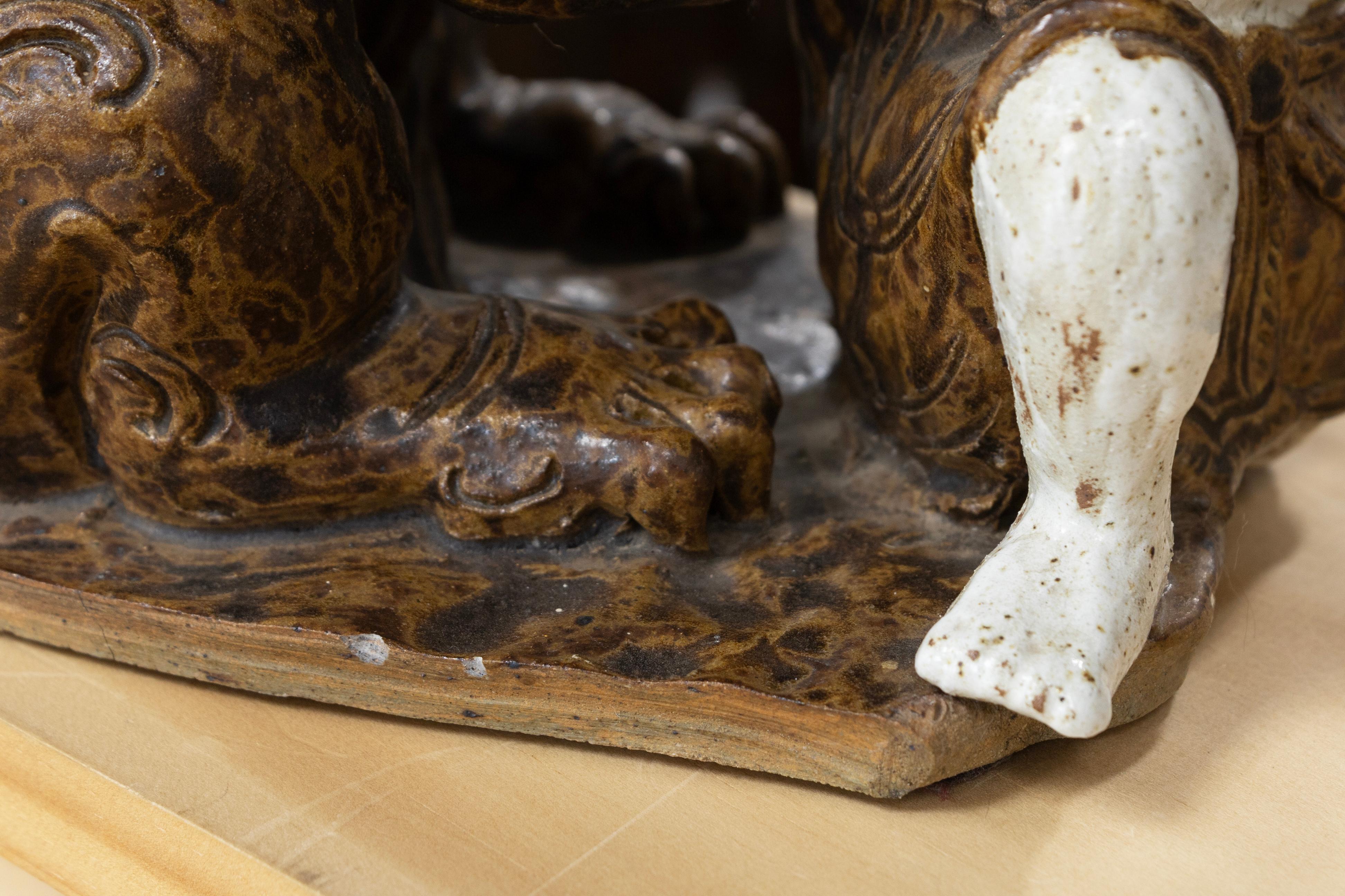 Ceramica asiatica antica - Figura maschile con drago, 20° secolo circa Collectional in vendita 2