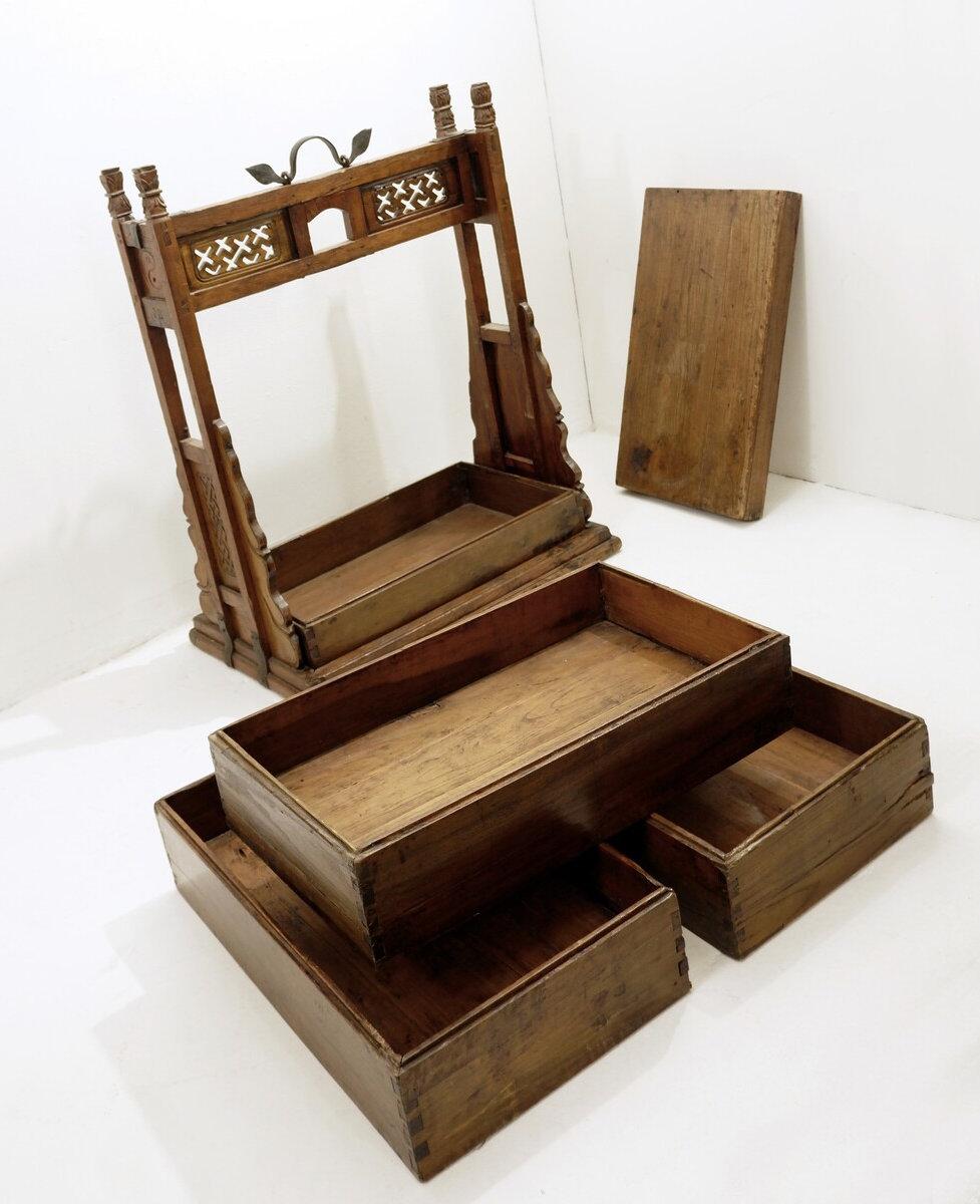 Antico baule da dote asiatico cinese, 1900
Oggetto vario - Baule da dote asiatico cinese - yin yang
Misure: 81cmx50cm H. 101cm
Usura coerente con l'età e l'uso
 
