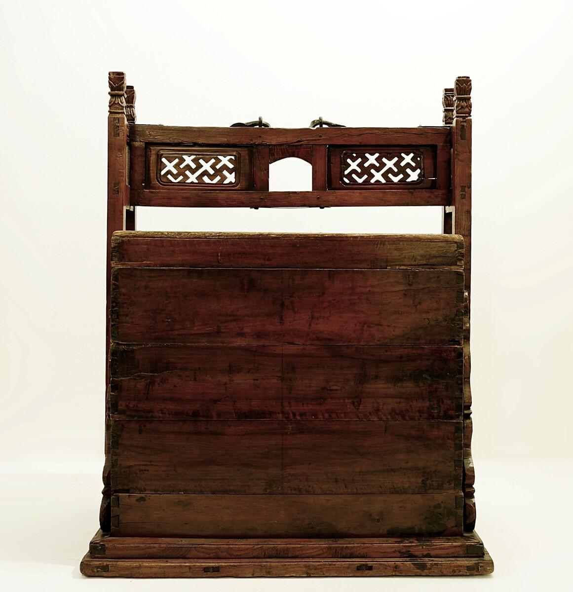 Antique Asian Chinese Dowry Trunk, 1900s In Fair Condition For Sale In Brussels , BE