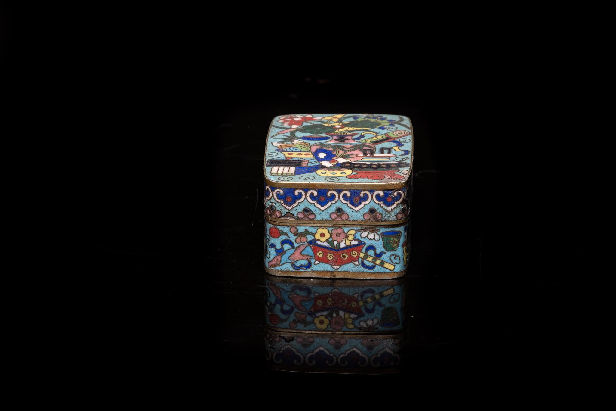 Ancienne boîte à opium chinoise en émail cloisonné, décorée de vases et de fleurs.

Collection S S française