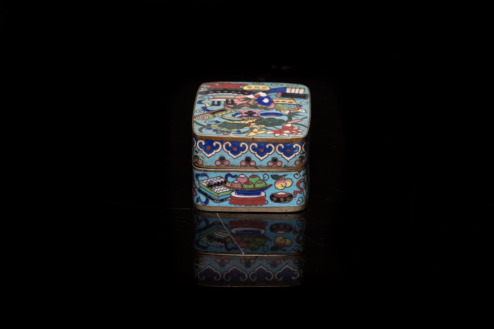 Antique Asian Chinese Opium Box Cloisonné Enamel, Tobacco Snuff Box Floral Motif In Good Condition For Sale In Leuven , BE