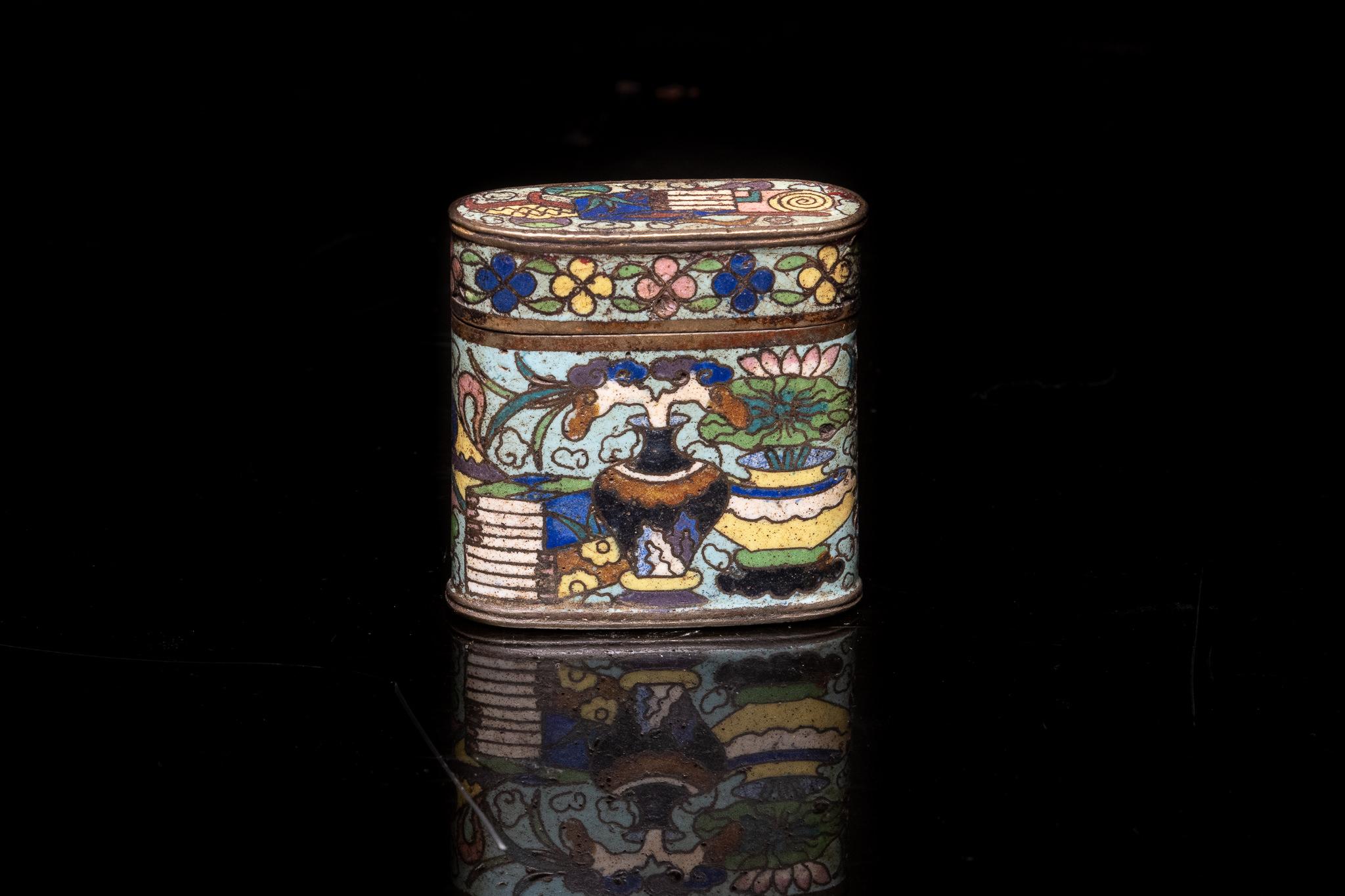 Ancienne boîte à opium chinoise en émail cloisonné, décorée de motifs floraux et de scènes intérieures

Collection S S française